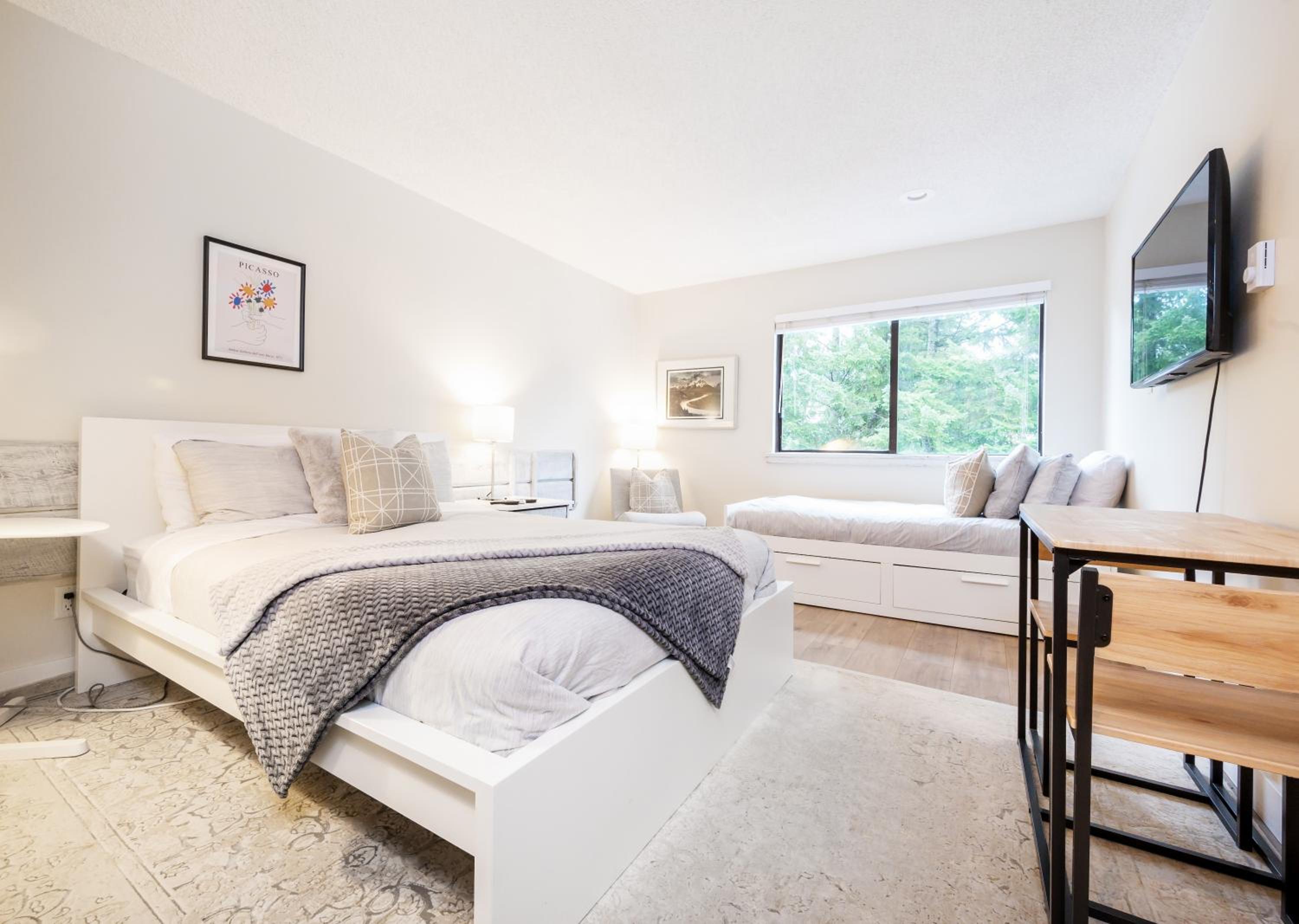 Group Stays - Large Renovated Apartment with Pool and Hot Tub