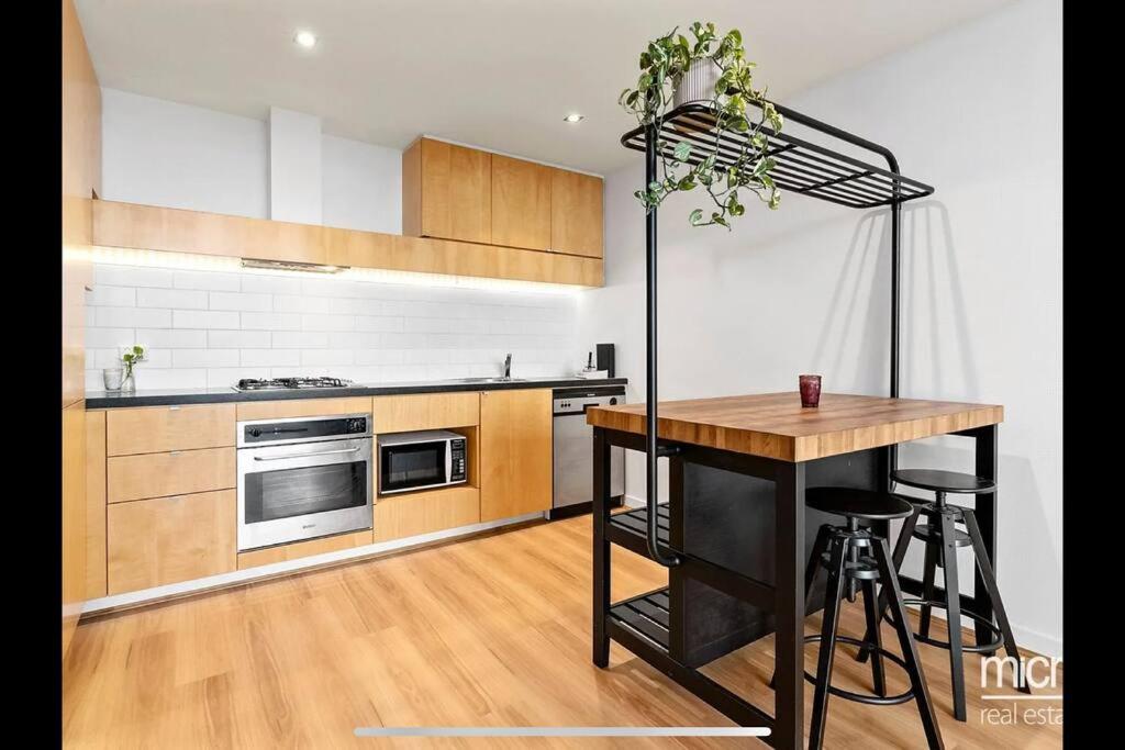 Awesome Melbourne Family Haven with Rooftop Pool