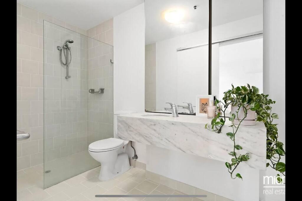 Awesome Melbourne Family Haven with Rooftop Pool