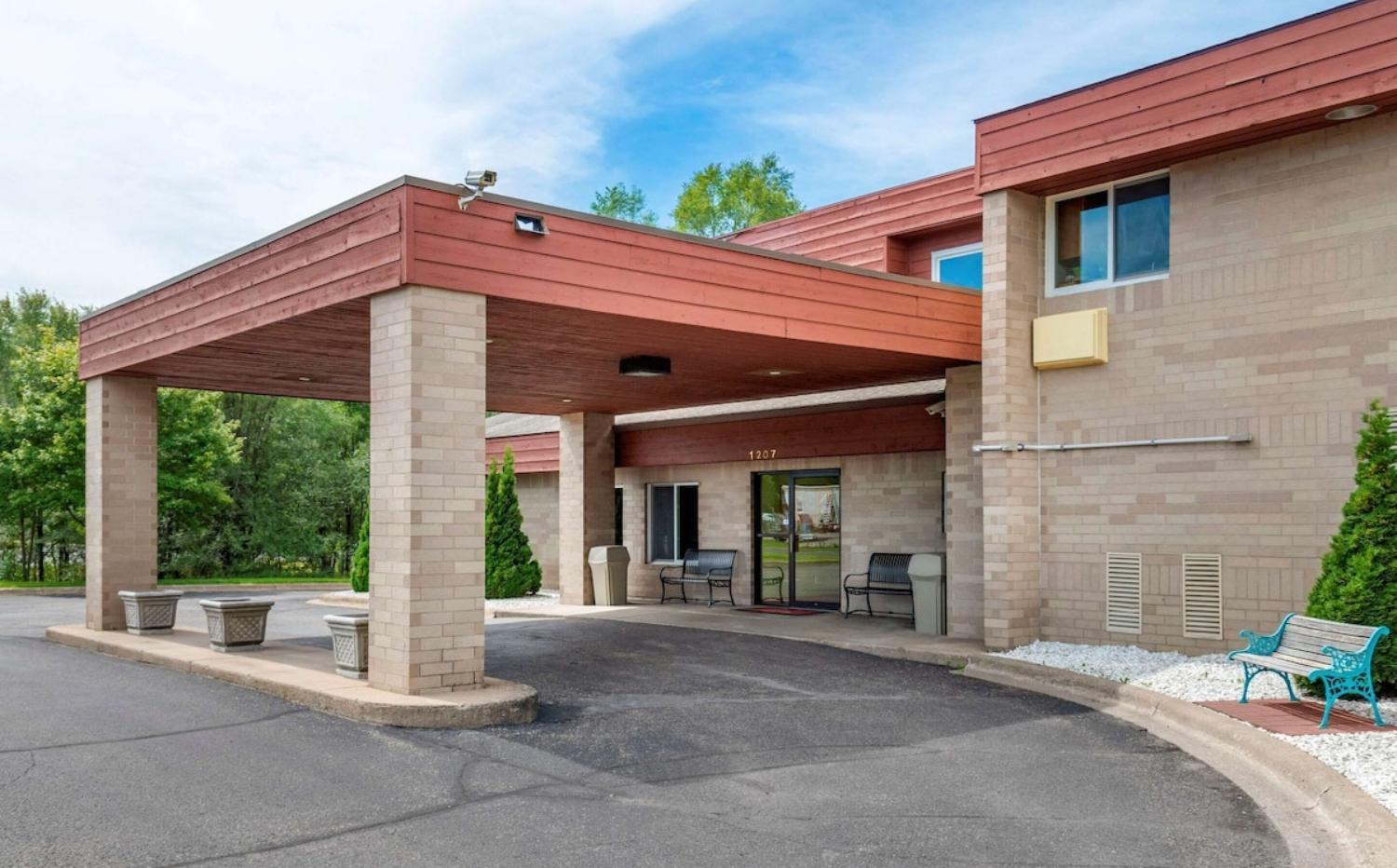 Coratel Inn and Suites By Jasper River Falls view 3