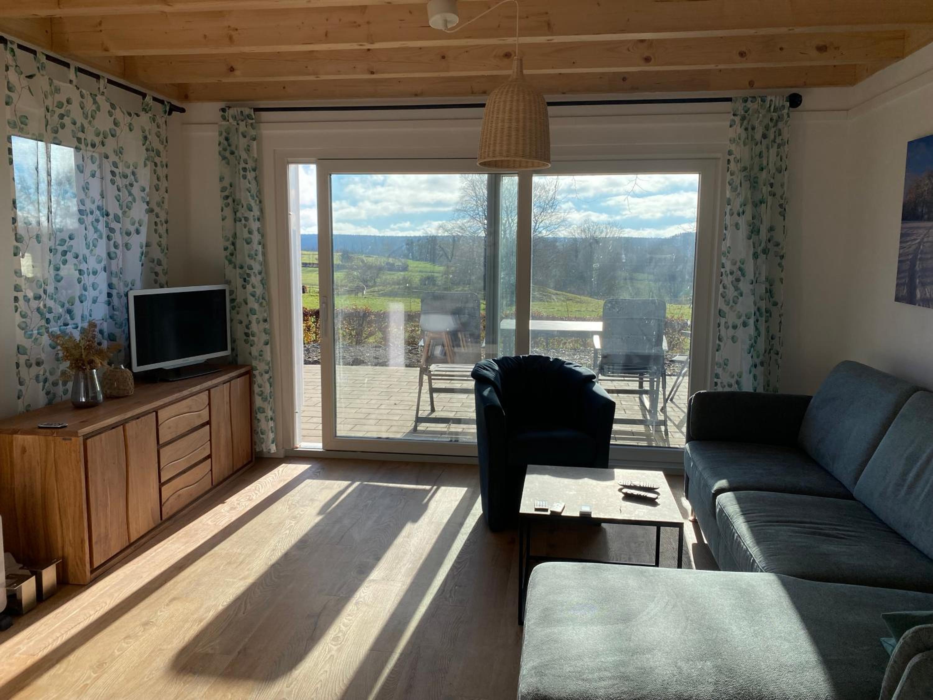 Rückzugsort im Grünen mit Panoramafenster und Weitblick