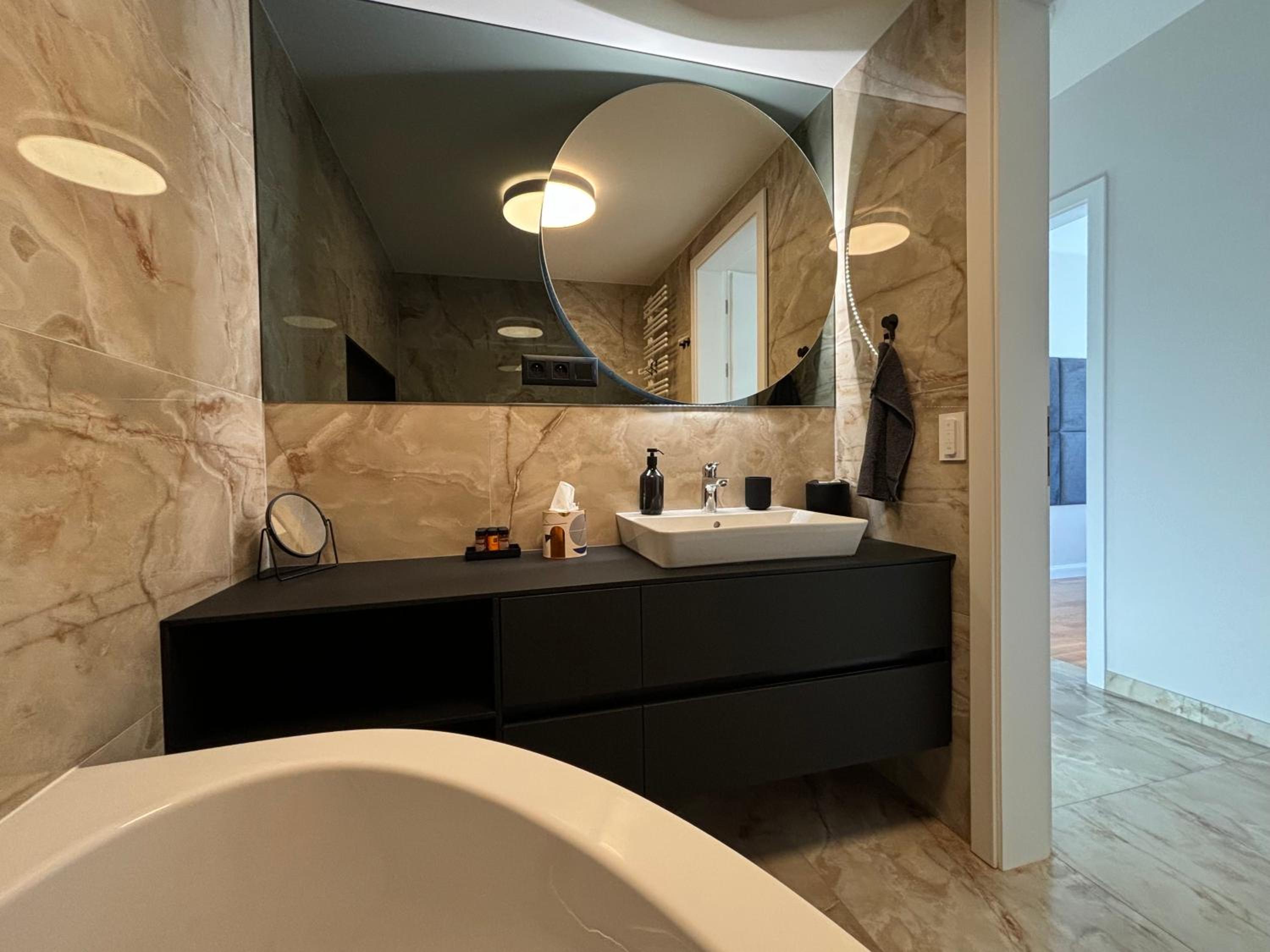 Luxury Sunny Home - AC, Free Garage, Metro, Balcony, PS5, 2nd parking on request