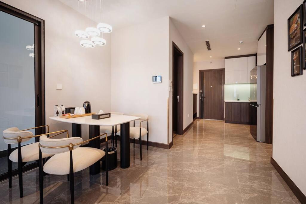 NEW Modern Serviced Apt In Center