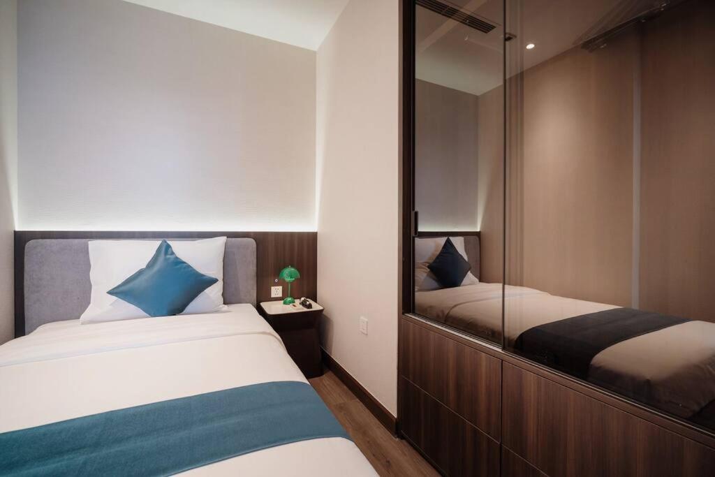 NEW Modern Serviced Apt In Center