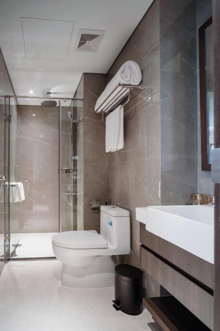 NEW Modern Serviced Apt In Center