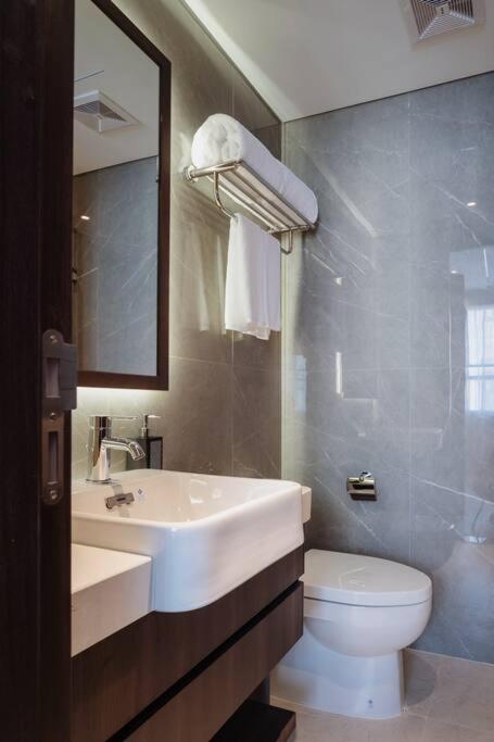 NEW Modern Serviced Apt In Center