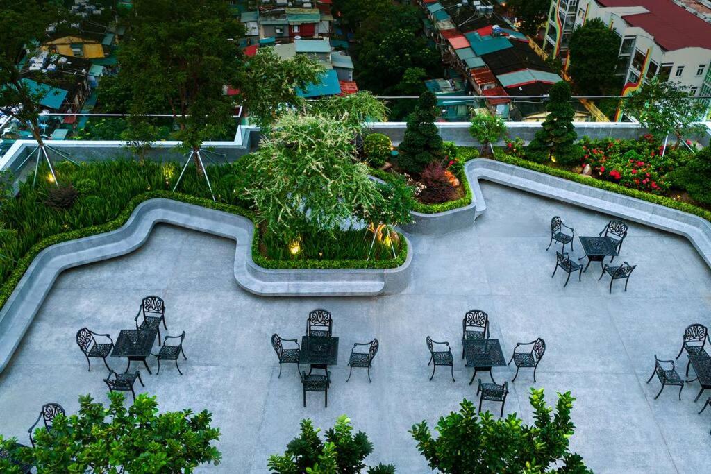 NEW Modern Serviced Apt In Center