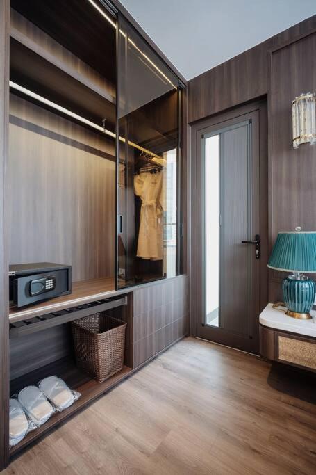NEW Modern Serviced Apt In Center