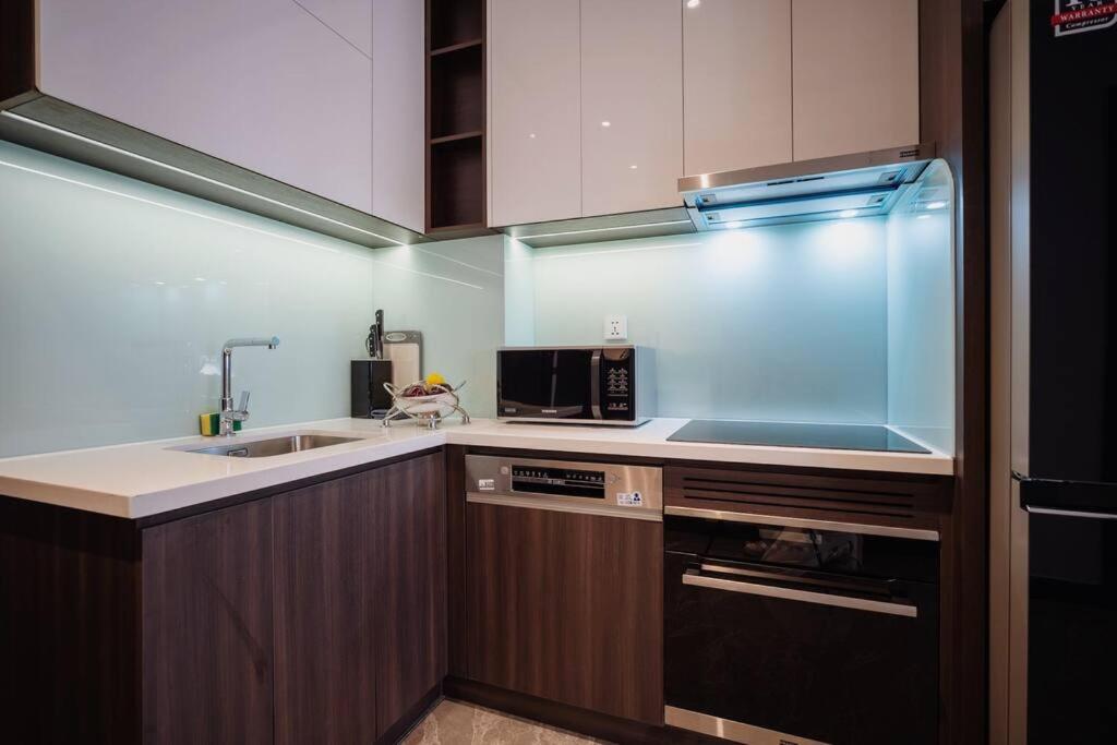 NEW Modern Serviced Apt In Center