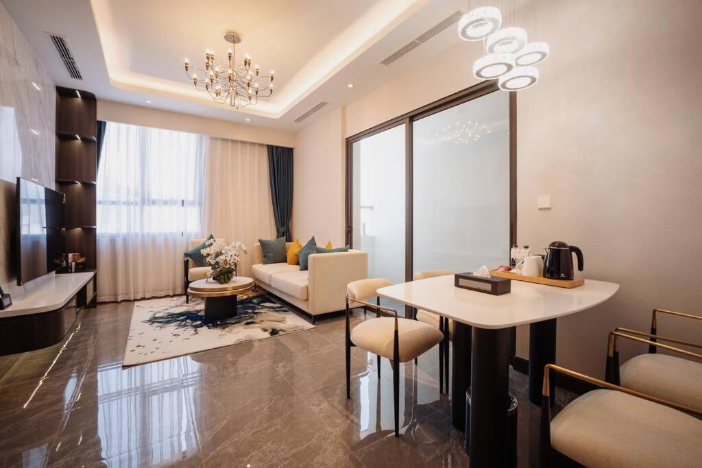 NEW Modern Serviced Apt In Center