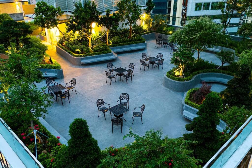 NEW Modern Serviced Apt In Center