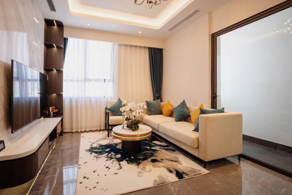 NEW Modern Serviced Apt In Center