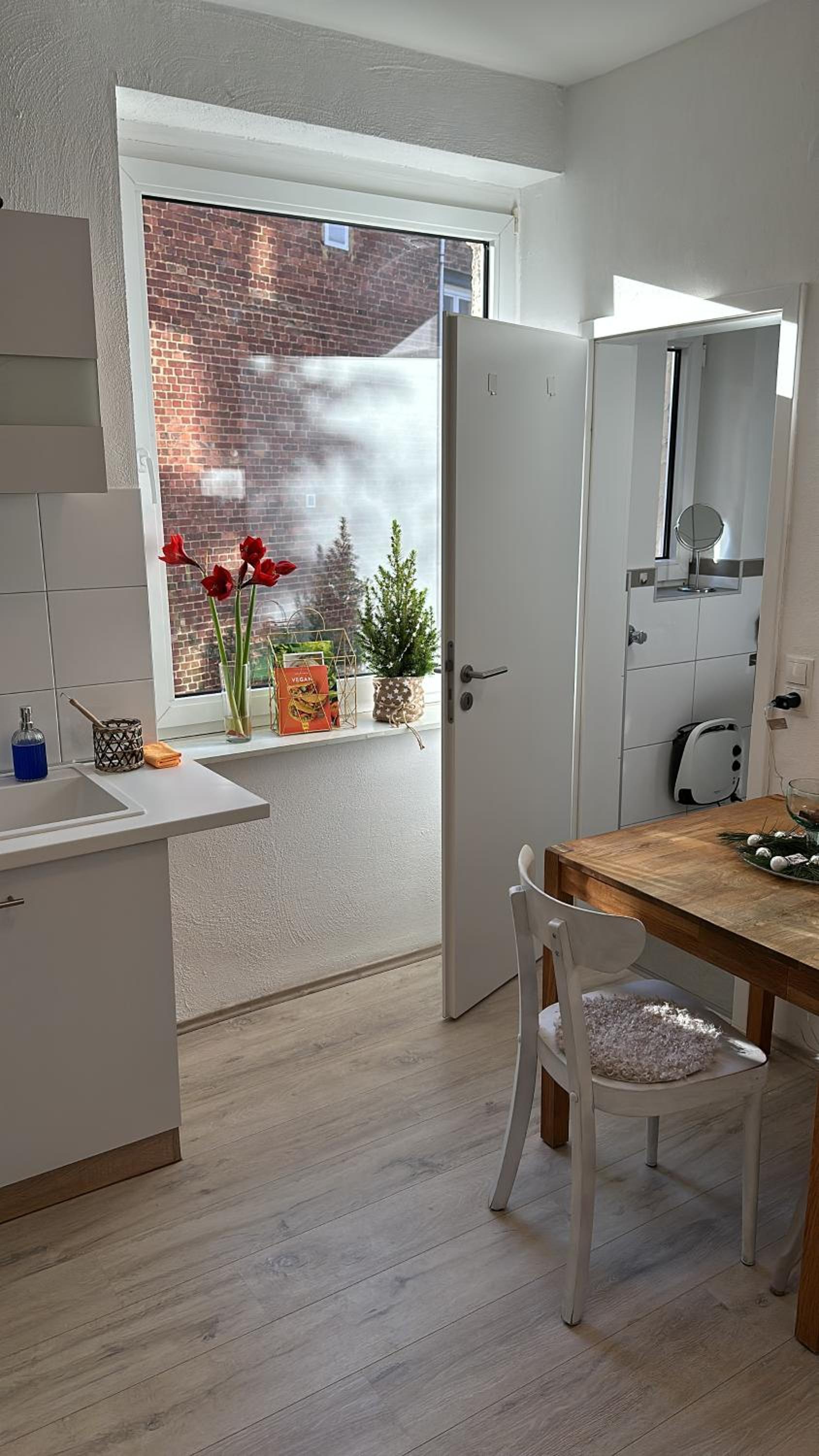 INTERIOR APARTMENTS - ICE-Bhf, ruhig, modern, urban, zentral, Veranda & Parkplatz,