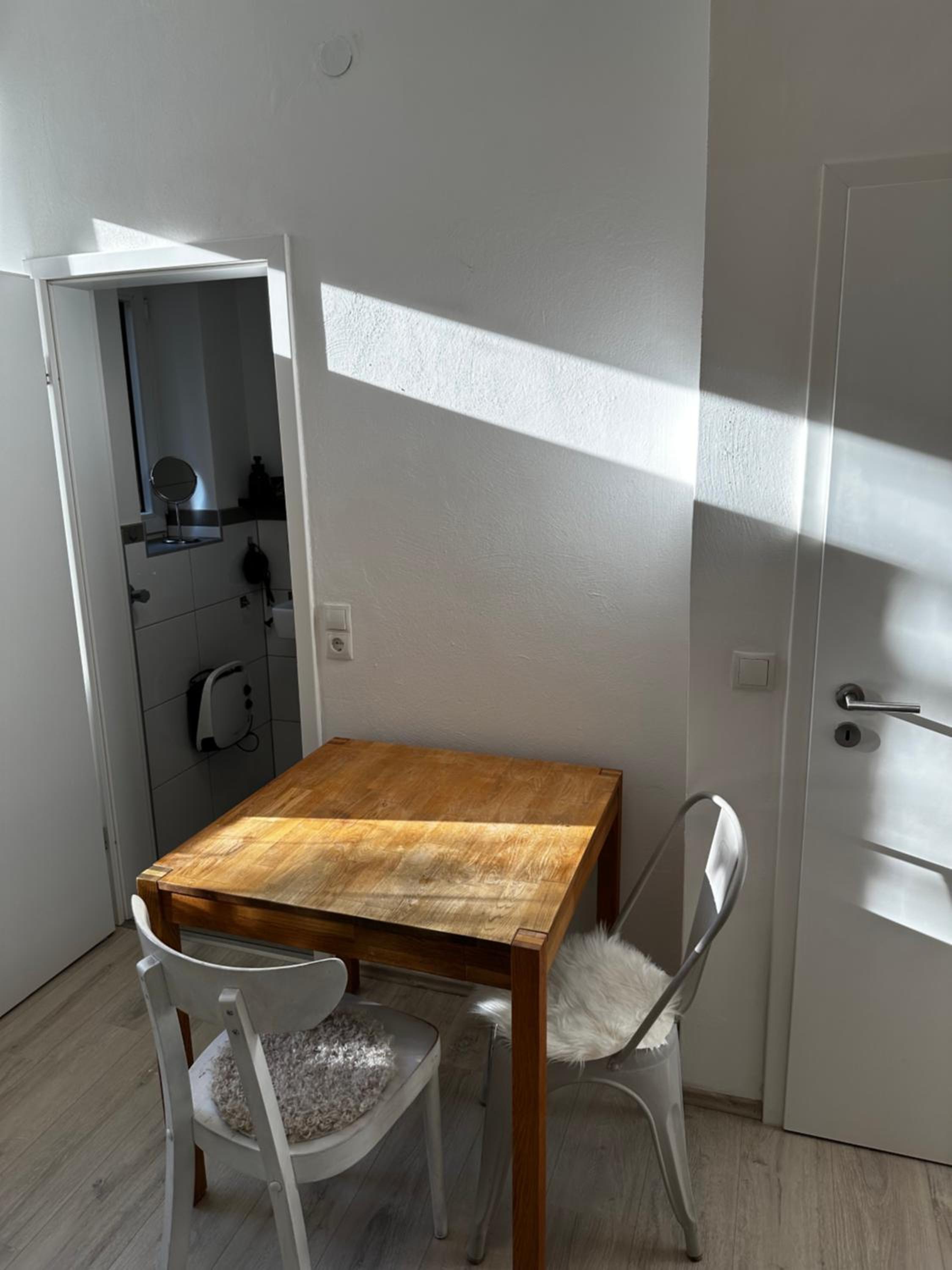 INTERIOR APARTMENTS - ICE-Bhf, ruhig, modern, urban, zentral, Veranda & Parkplatz,