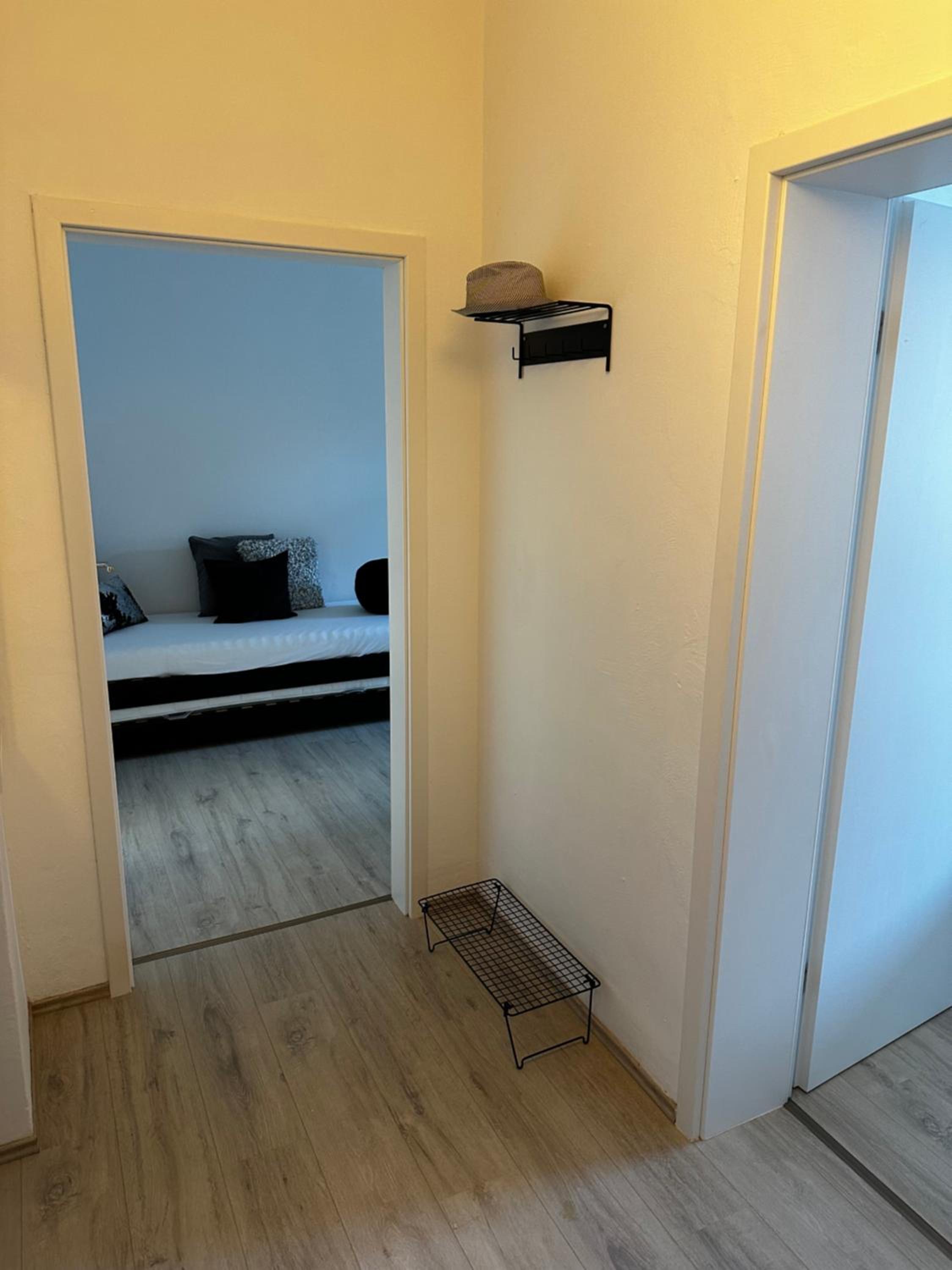 INTERIOR APARTMENTS - ICE-Bhf, ruhig, modern, urban, zentral, Veranda & Parkplatz,