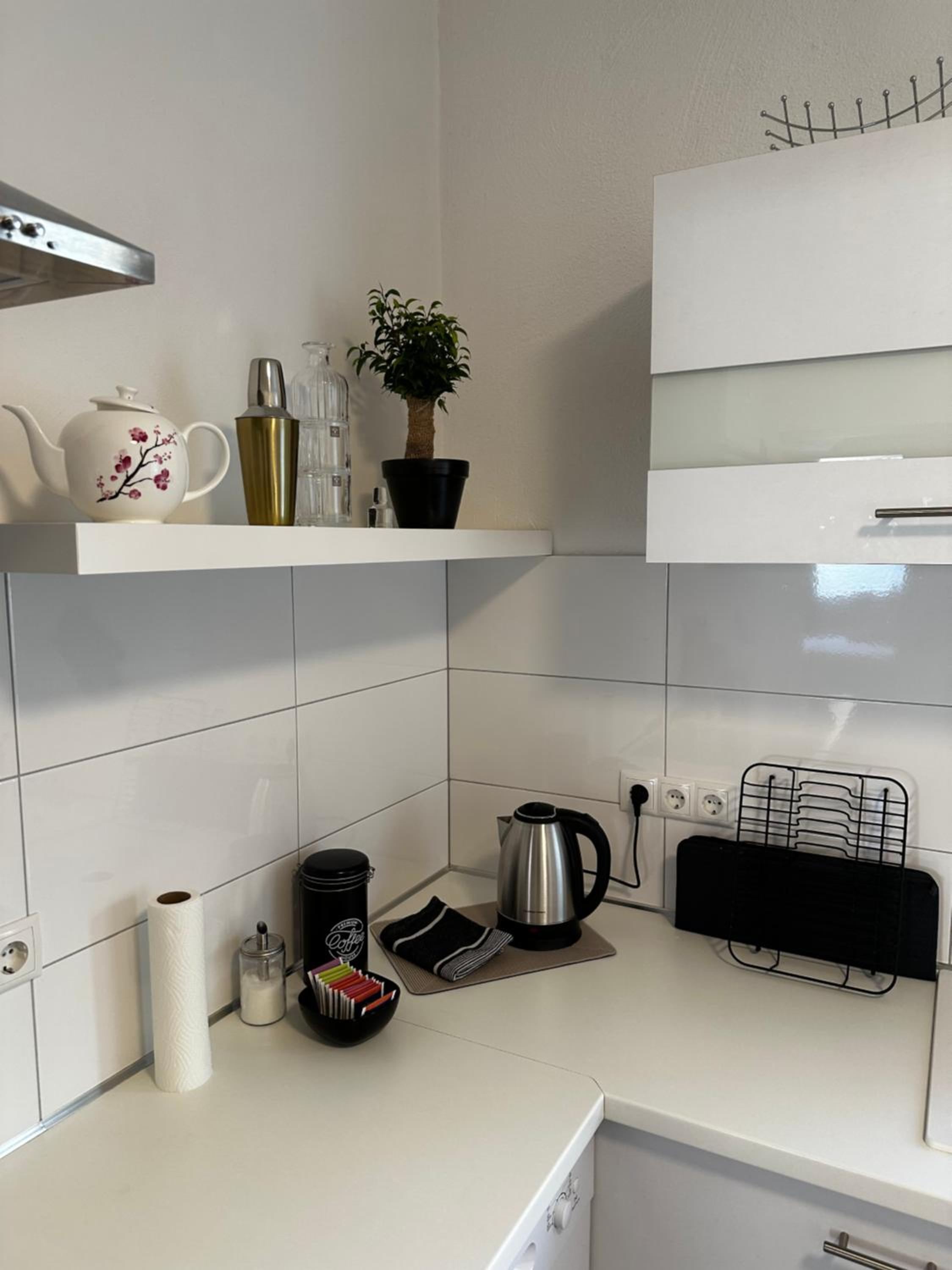 INTERIOR APARTMENTS - ICE-Bhf, ruhig, modern, urban, zentral, Veranda & Parkplatz,