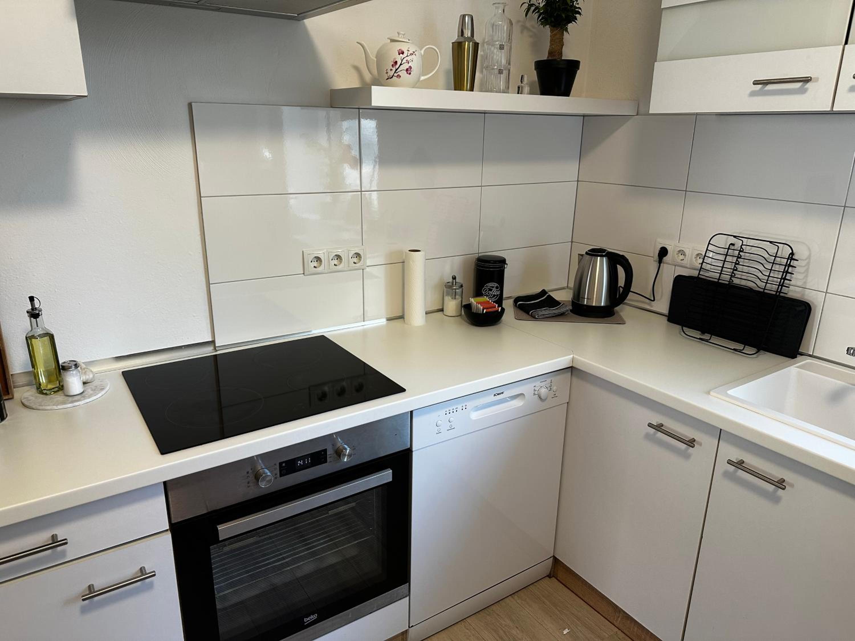 INTERIOR APARTMENTS - ICE-Bhf, ruhig, modern, urban, zentral, Veranda & Parkplatz,
