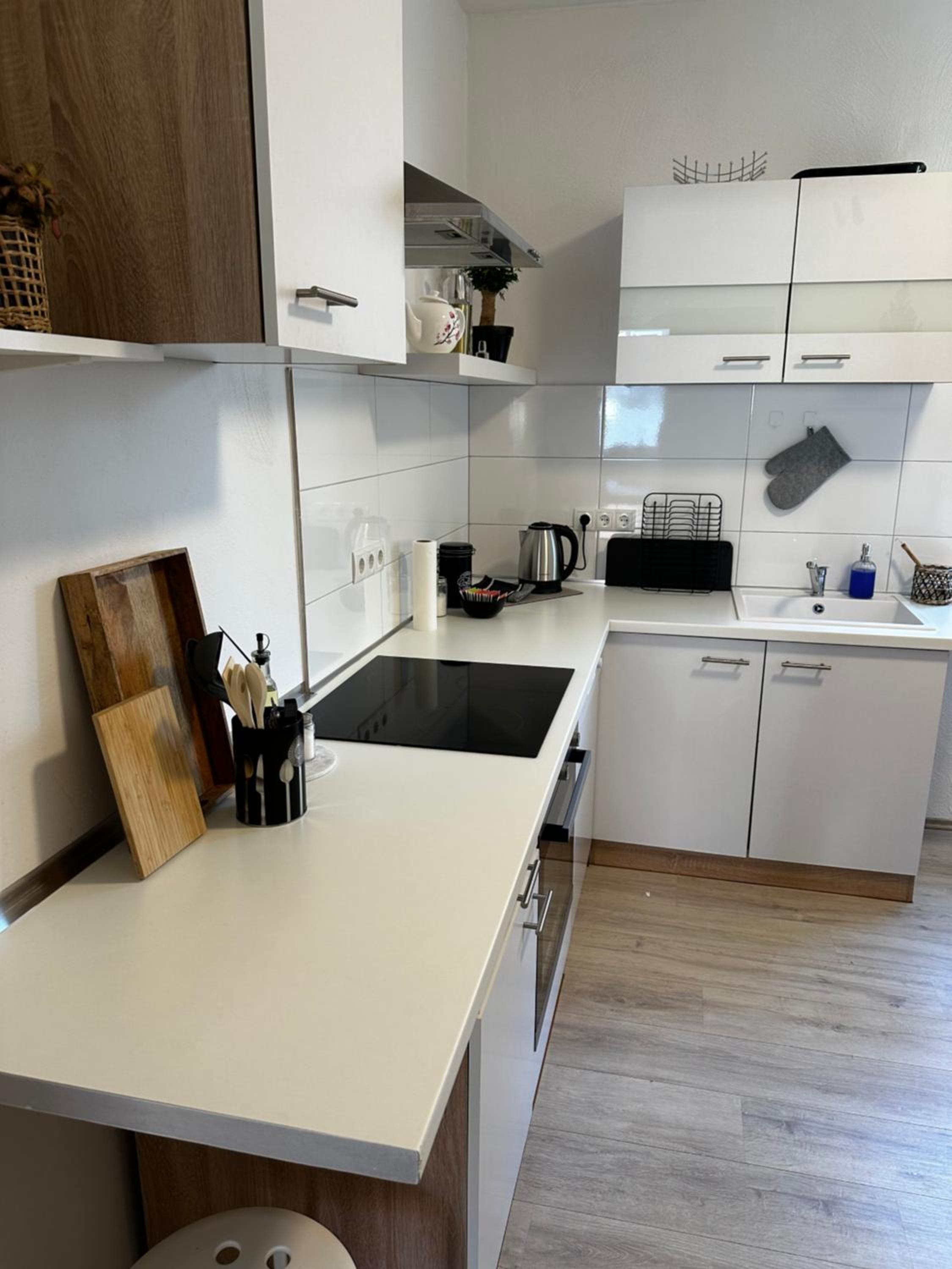 INTERIOR APARTMENTS - ICE-Bhf, ruhig, modern, urban, zentral, Veranda & Parkplatz,