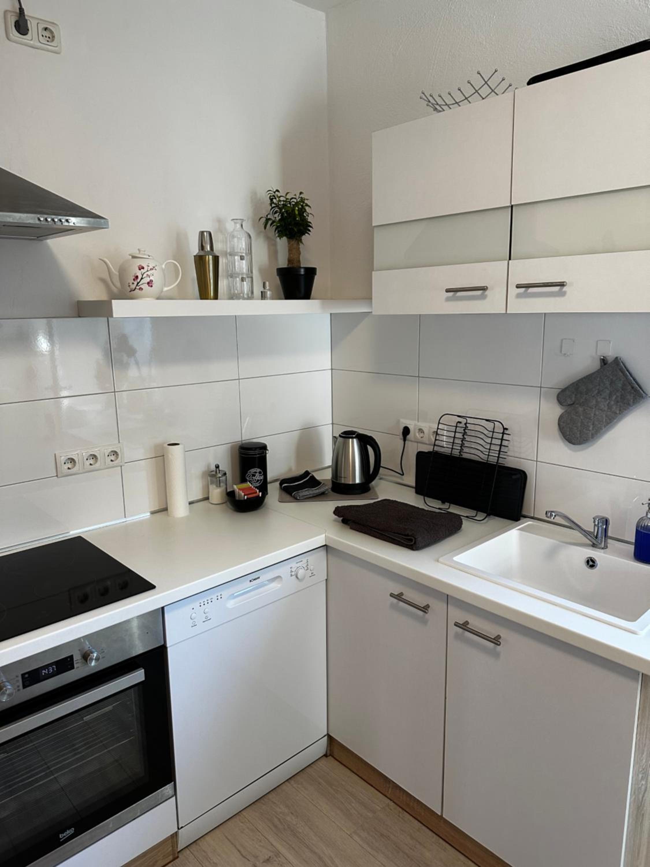 INTERIOR APARTMENTS - ICE-Bhf, ruhig, modern, urban, zentral, Veranda & Parkplatz,