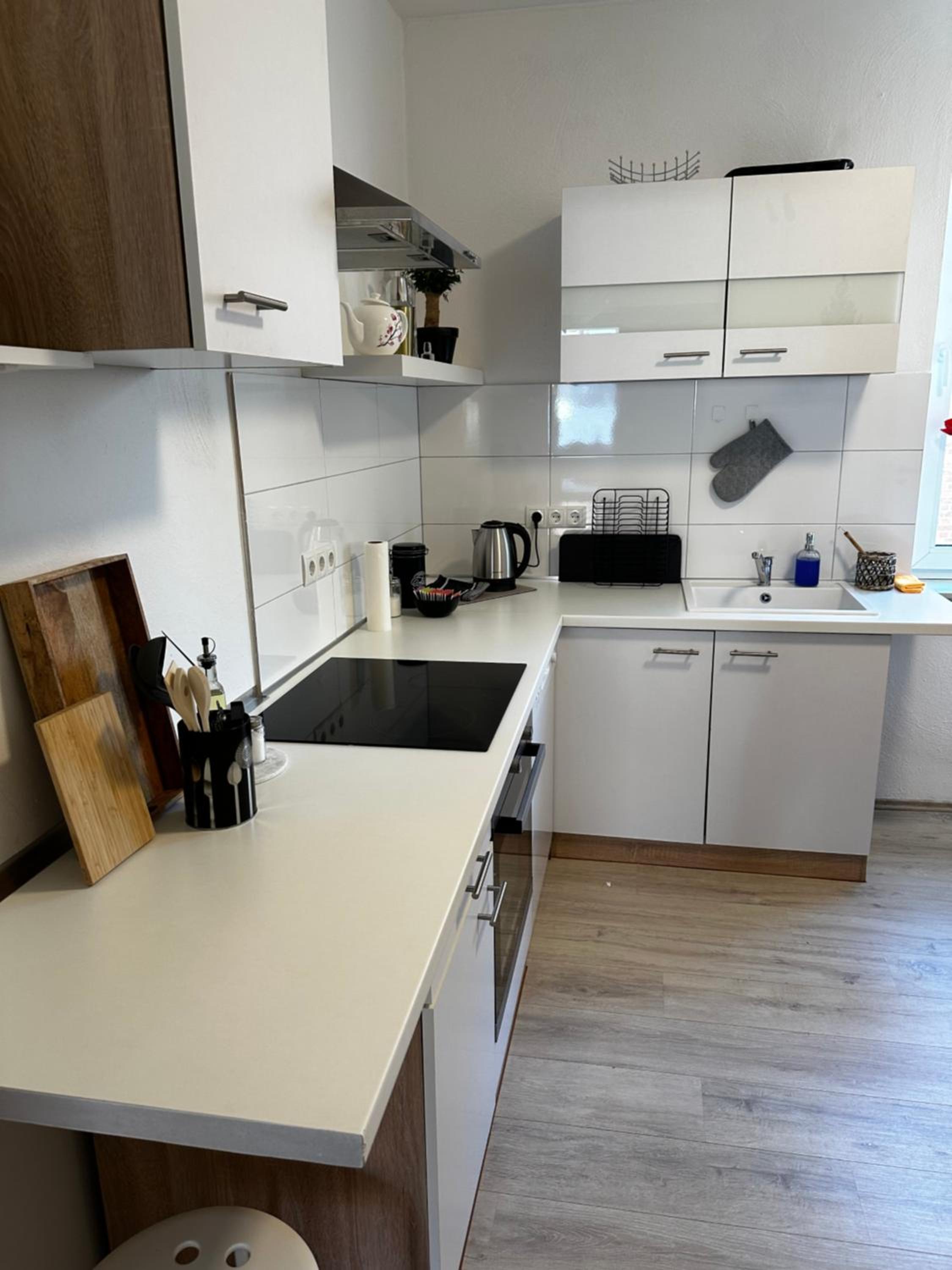 INTERIOR APARTMENTS - ICE-Bhf, ruhig, modern, urban, zentral, Veranda & Parkplatz,