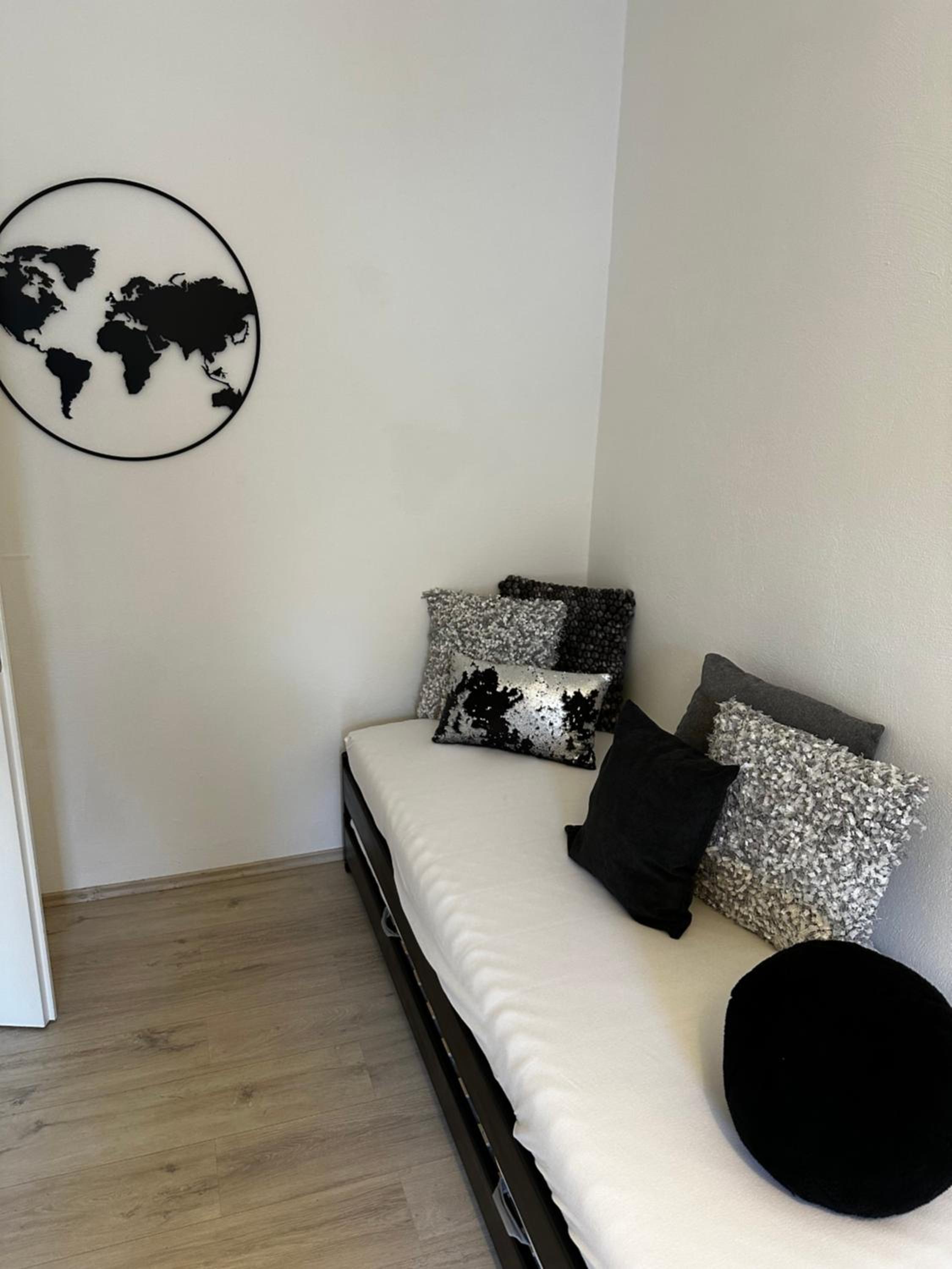 INTERIOR APARTMENTS - ICE-Bhf, ruhig, modern, urban, zentral, Veranda & Parkplatz,