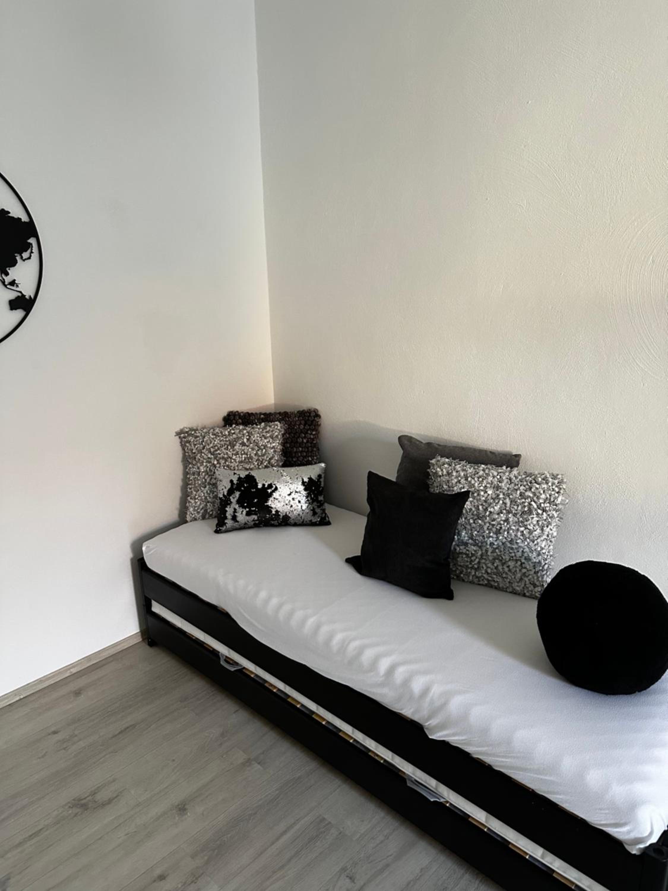 INTERIOR APARTMENTS - ICE-Bhf, ruhig, modern, urban, zentral, Veranda & Parkplatz,