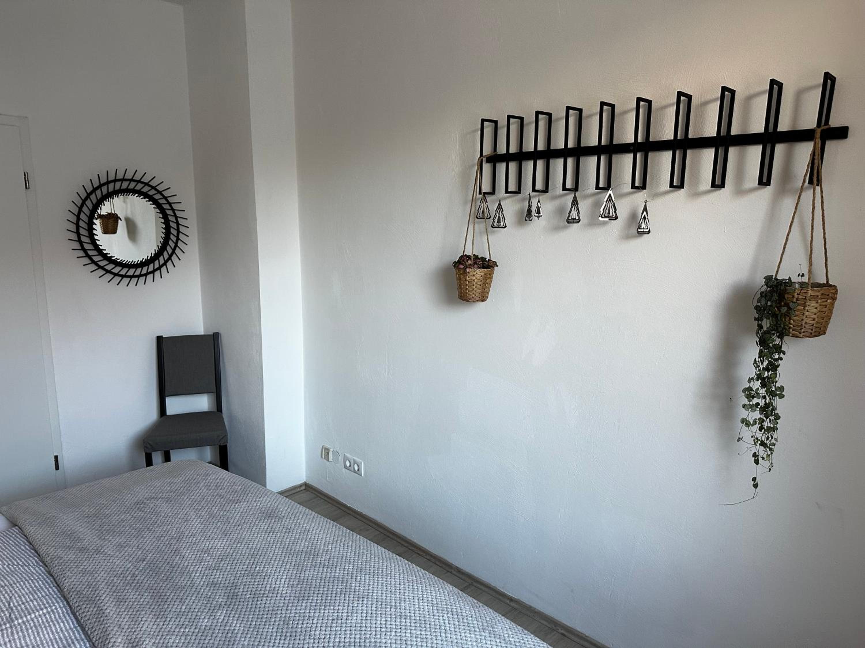 INTERIOR APARTMENTS - ICE-Bhf, ruhig, modern, urban, zentral, Veranda & Parkplatz,