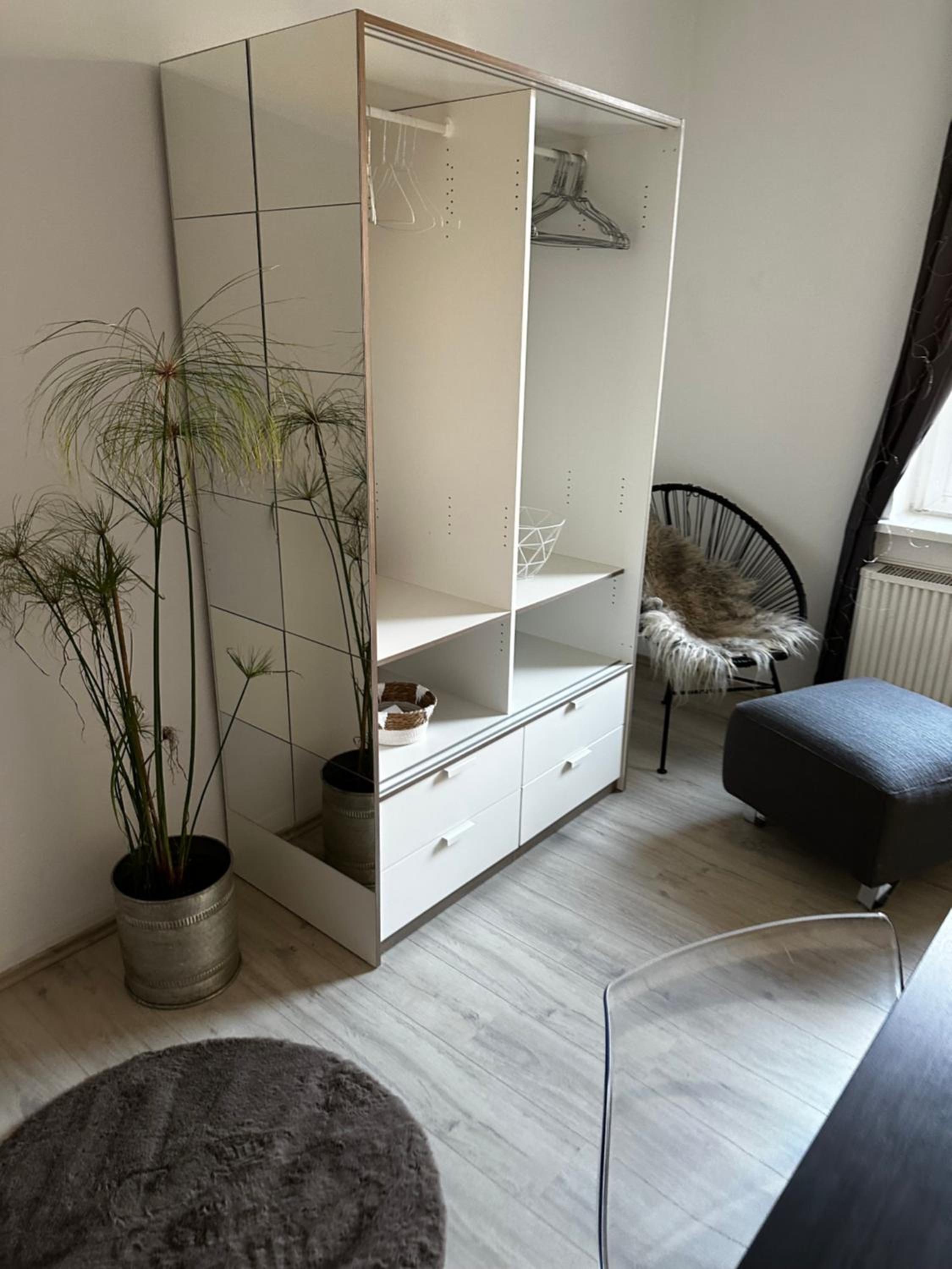INTERIOR APARTMENTS - ICE-Bhf, ruhig, modern, urban, zentral, Veranda & Parkplatz,