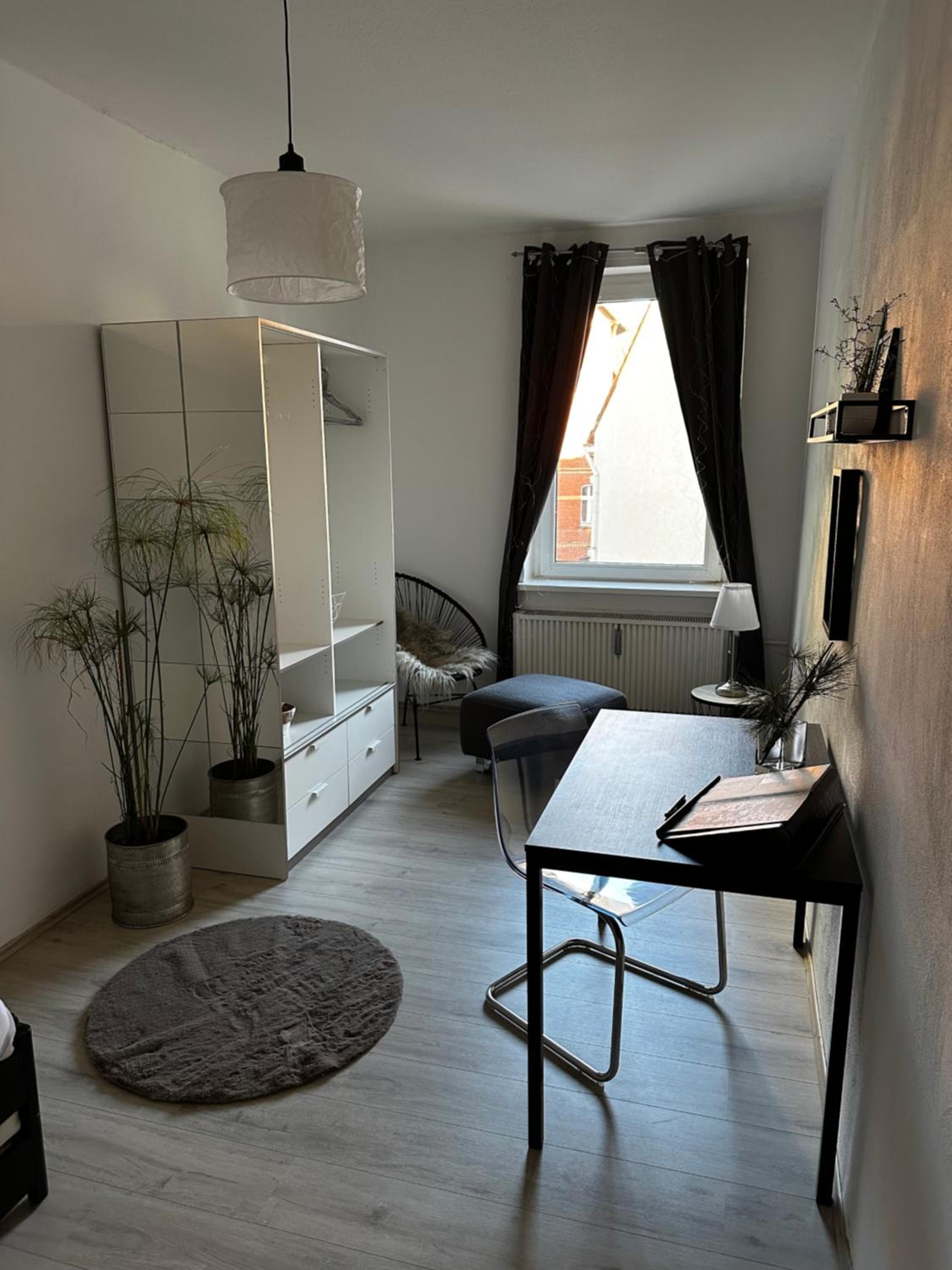 INTERIOR APARTMENTS - ICE-Bhf, ruhig, modern, urban, zentral, Veranda & Parkplatz,