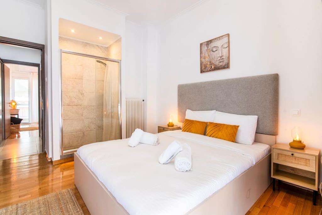 Nataly's Vibrant 2BR - 4 mins walk to Acropolis