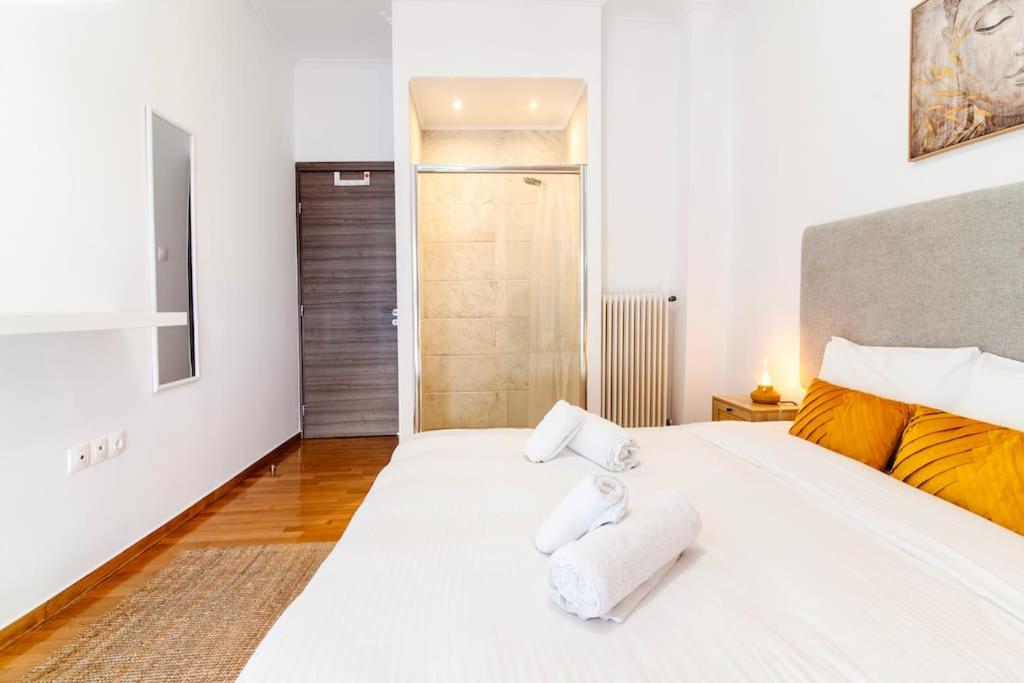 Nataly's Vibrant 2BR - 4 mins walk to Acropolis