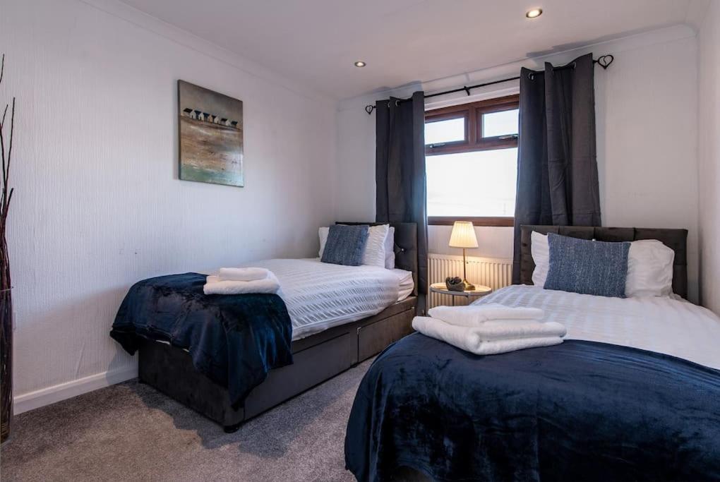 Cosy Countryside Hot Tub Retreat! Fully Central Heated with FREE Parking view 4