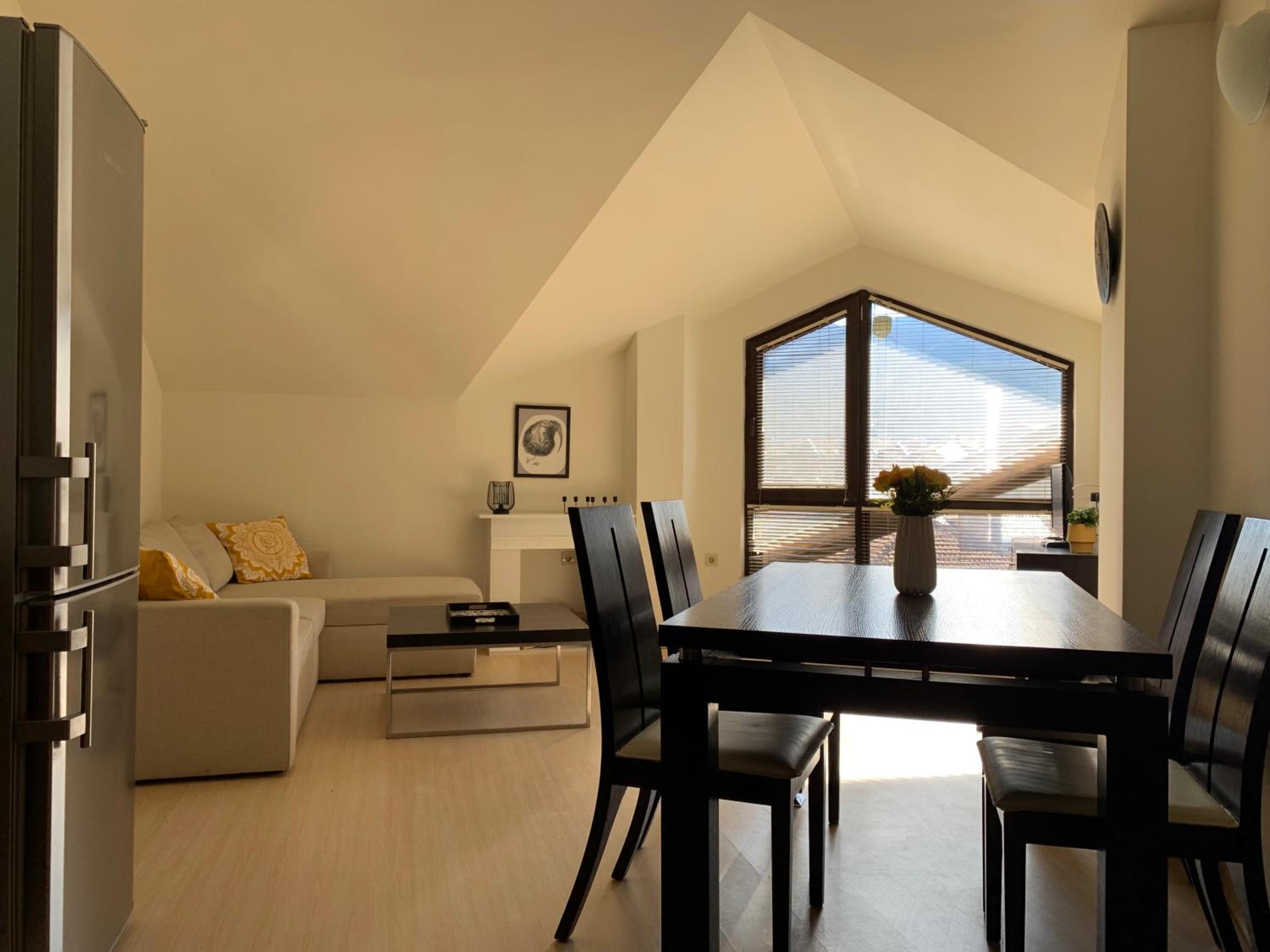 Central Art Apartment in Bansko with Mountain View