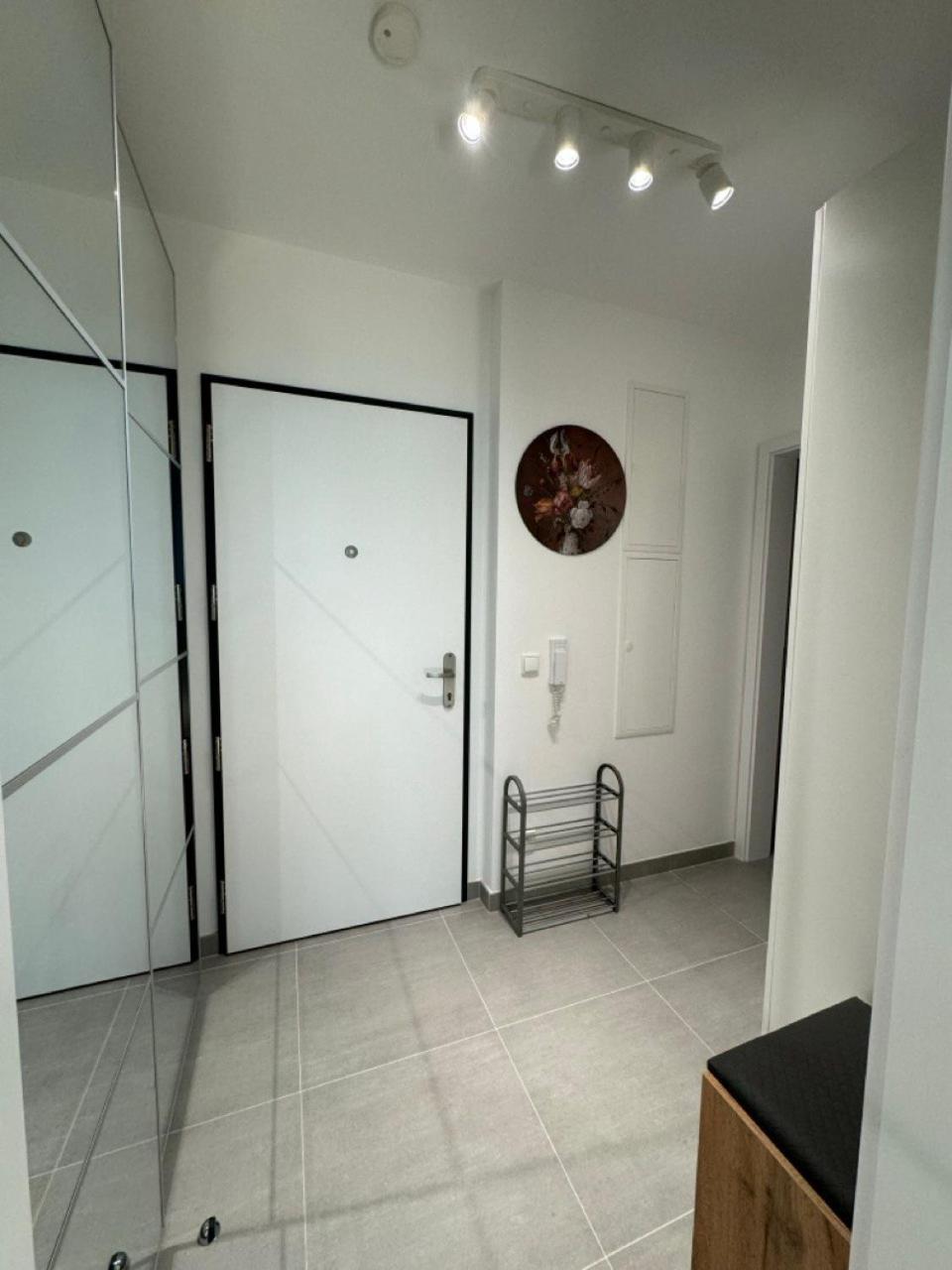 Stylish Modern Studio, Large Balcony, Prague 3