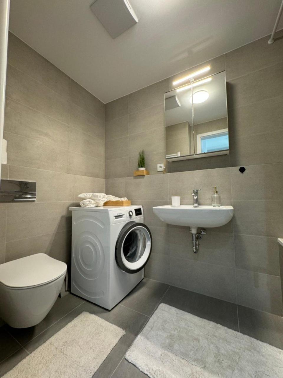 Stylish Modern Studio, Large Balcony, Prague 3