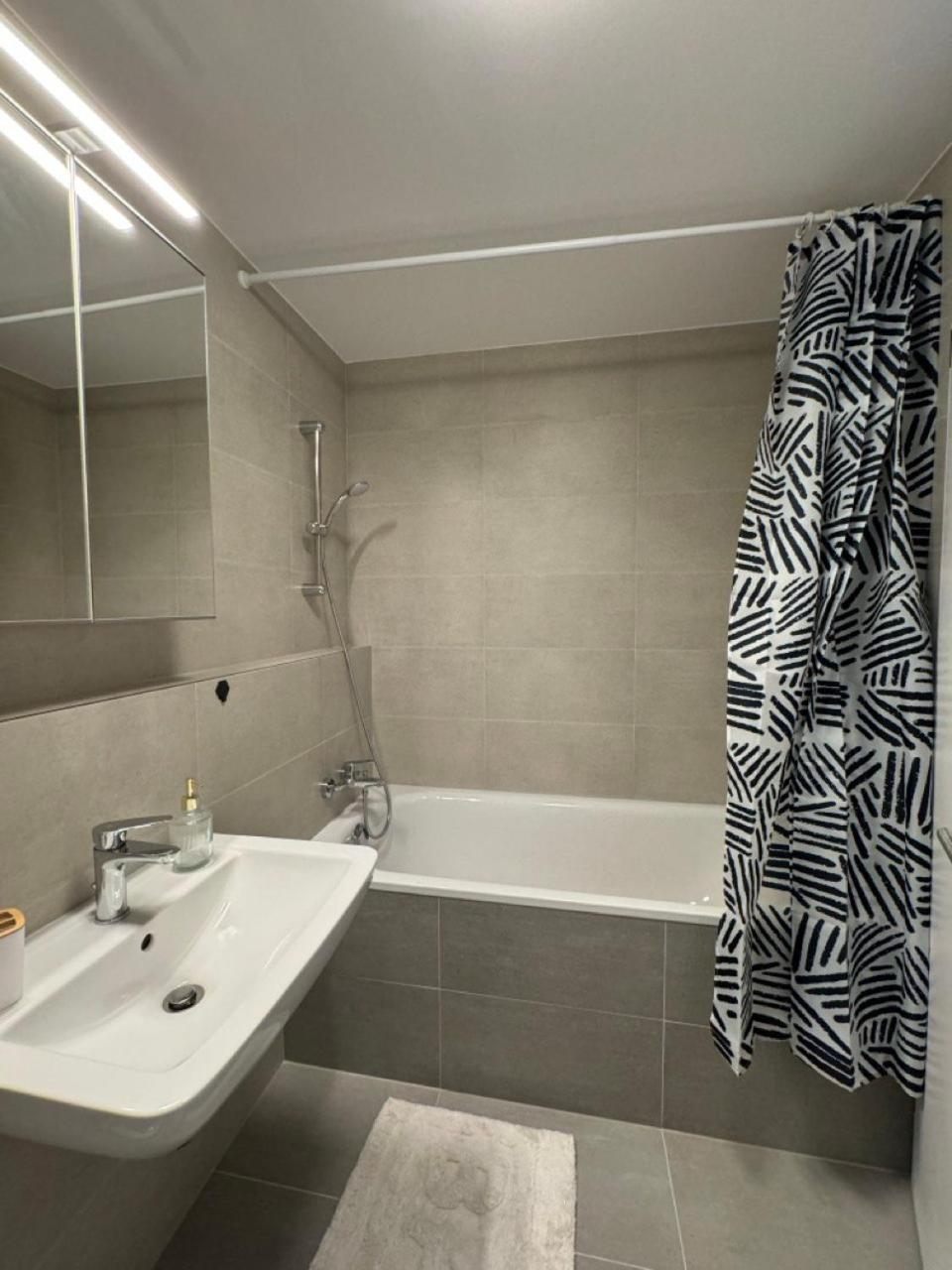 Stylish Modern Studio, Large Balcony, Prague 3
