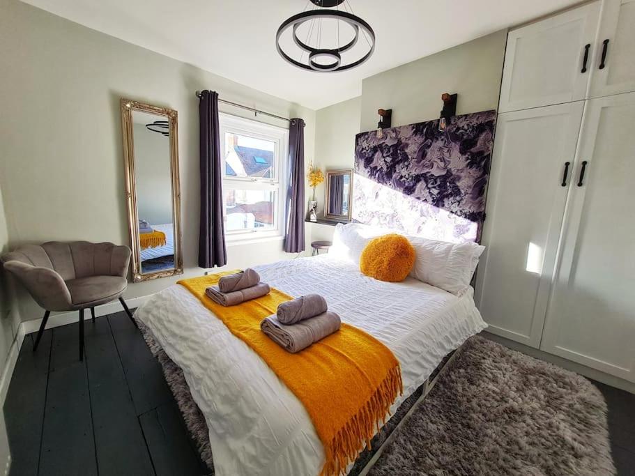 'Shakespeare Cottage' - Free Parking near Salisbury Railway Station & Walk to City view 2