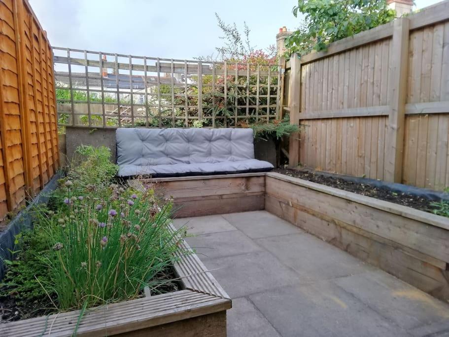 'Shakespeare Cottage' - Free Parking near Salisbury Railway Station & Walk to City view 3