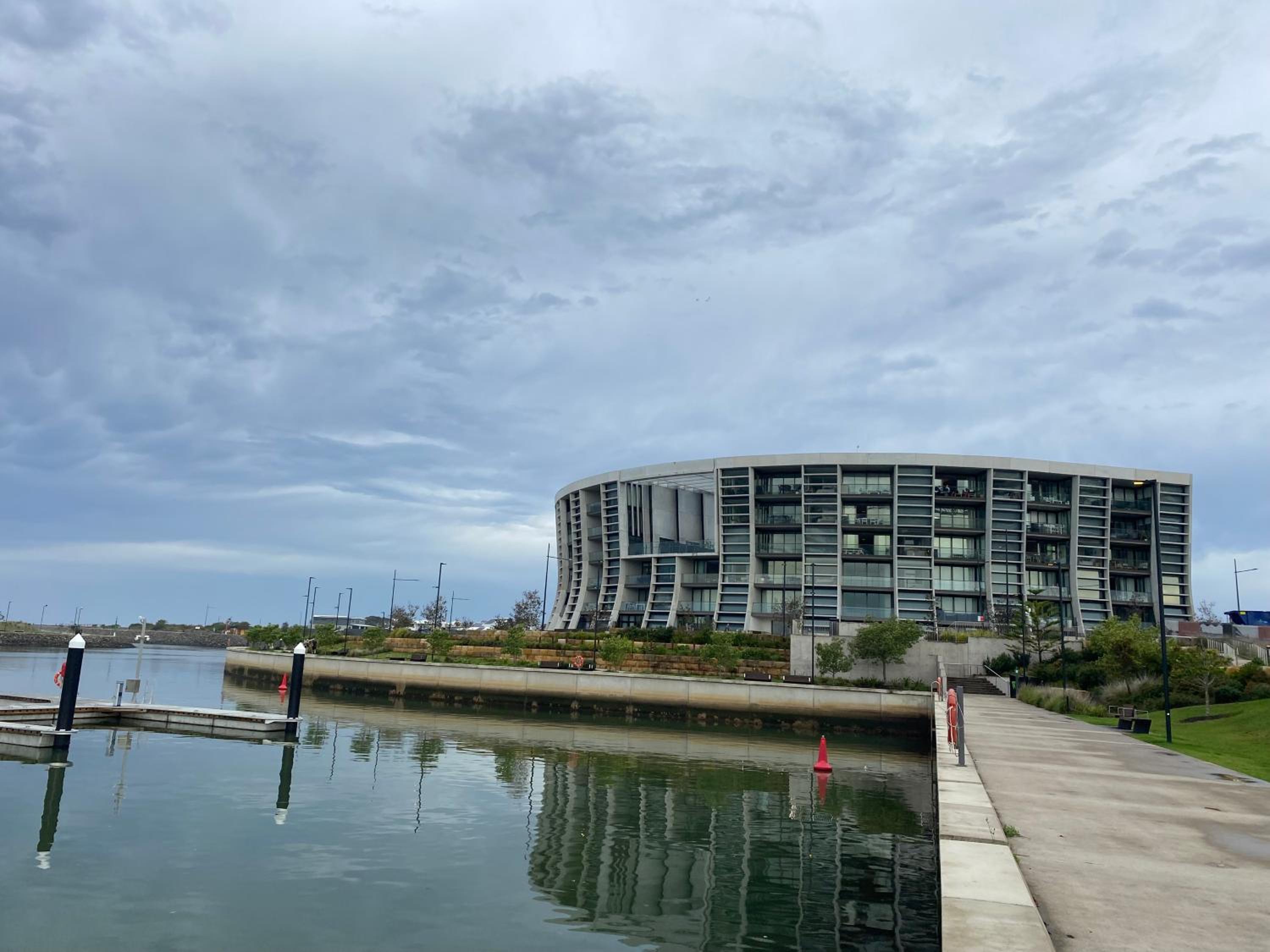Marina View Comfy Ensuite Room With Private Host and Dogs SOLO Guest Only