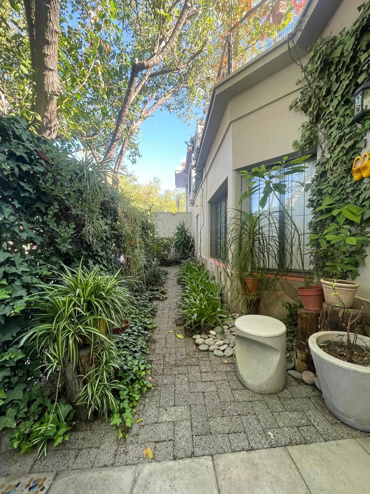 Casa amplia y luminosa con jardín, patio, terraza y parrilla