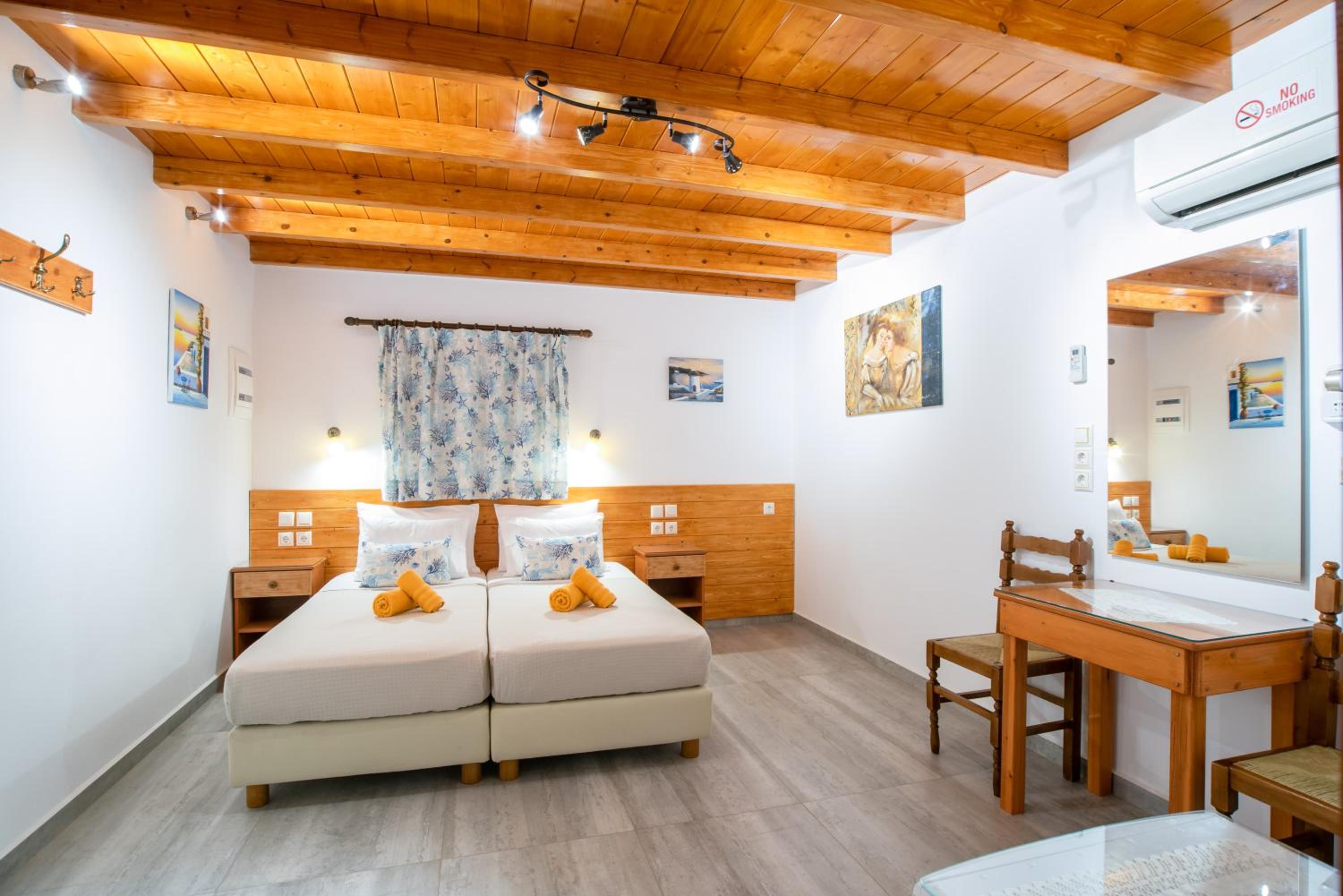 Third floor with sea view Double or twin room with private terrace