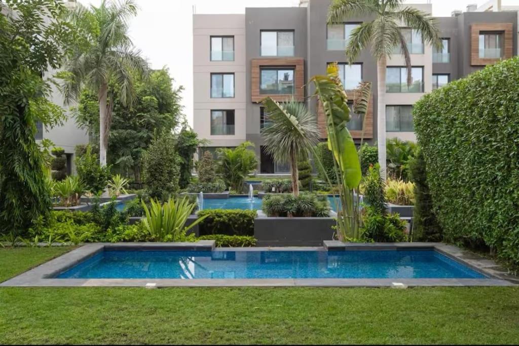 Elegant Garden & Pool View 2-BR Apt - Silverpalm