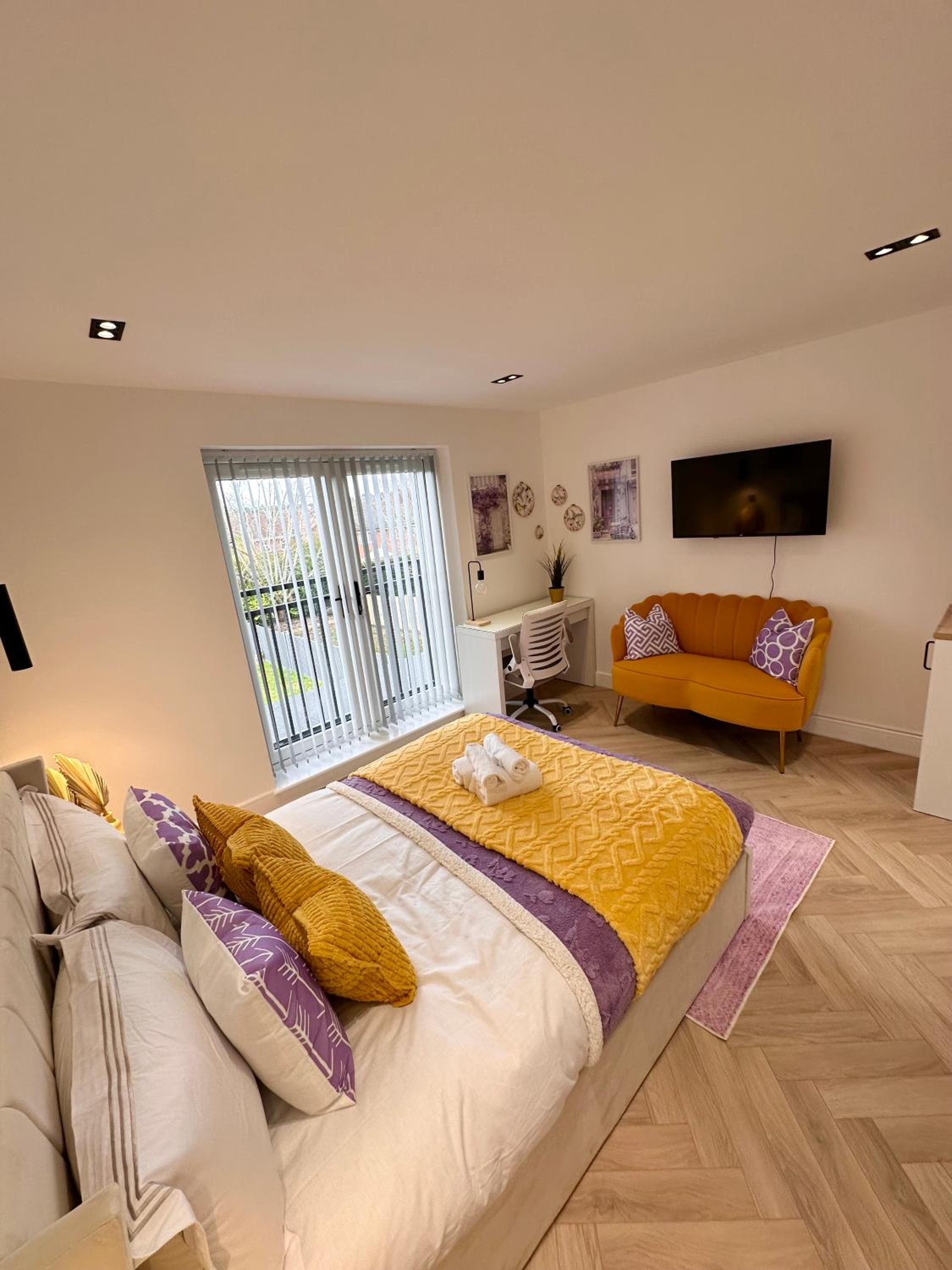 Luxury Self-Contained Private En-Suite Room in Halesowen R2 view 3