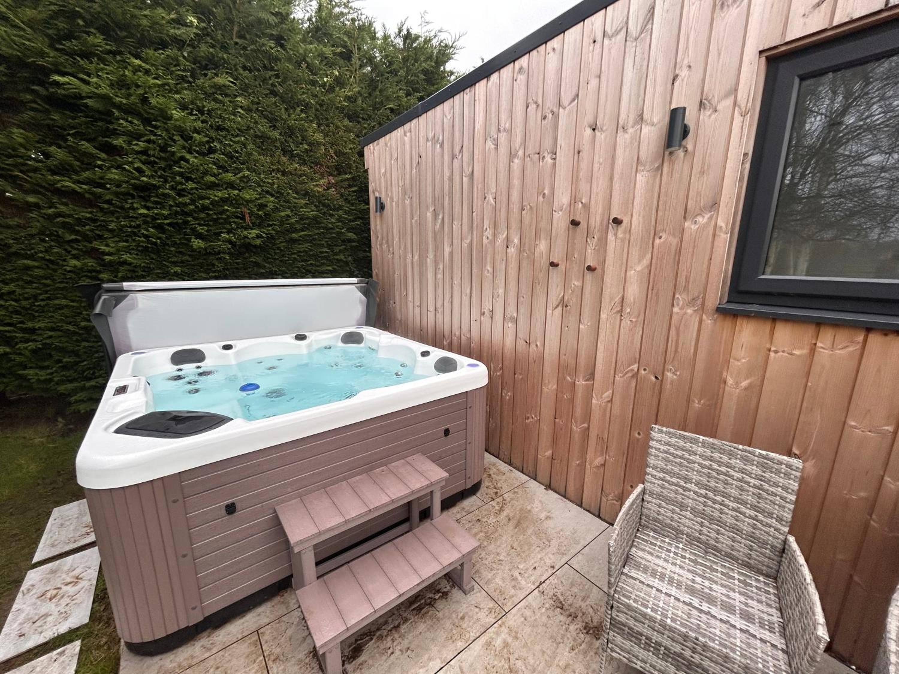 Court Lane Stables - Premium Rural Retreat with Hot Tub