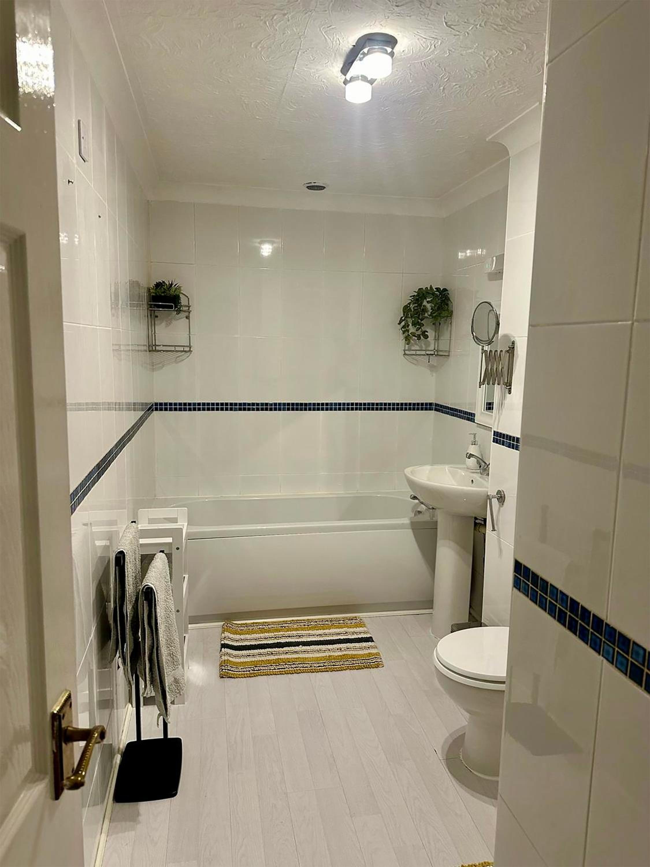 Cosy ground floor 2 bedroom with Wifi and lots of Parking view 5
