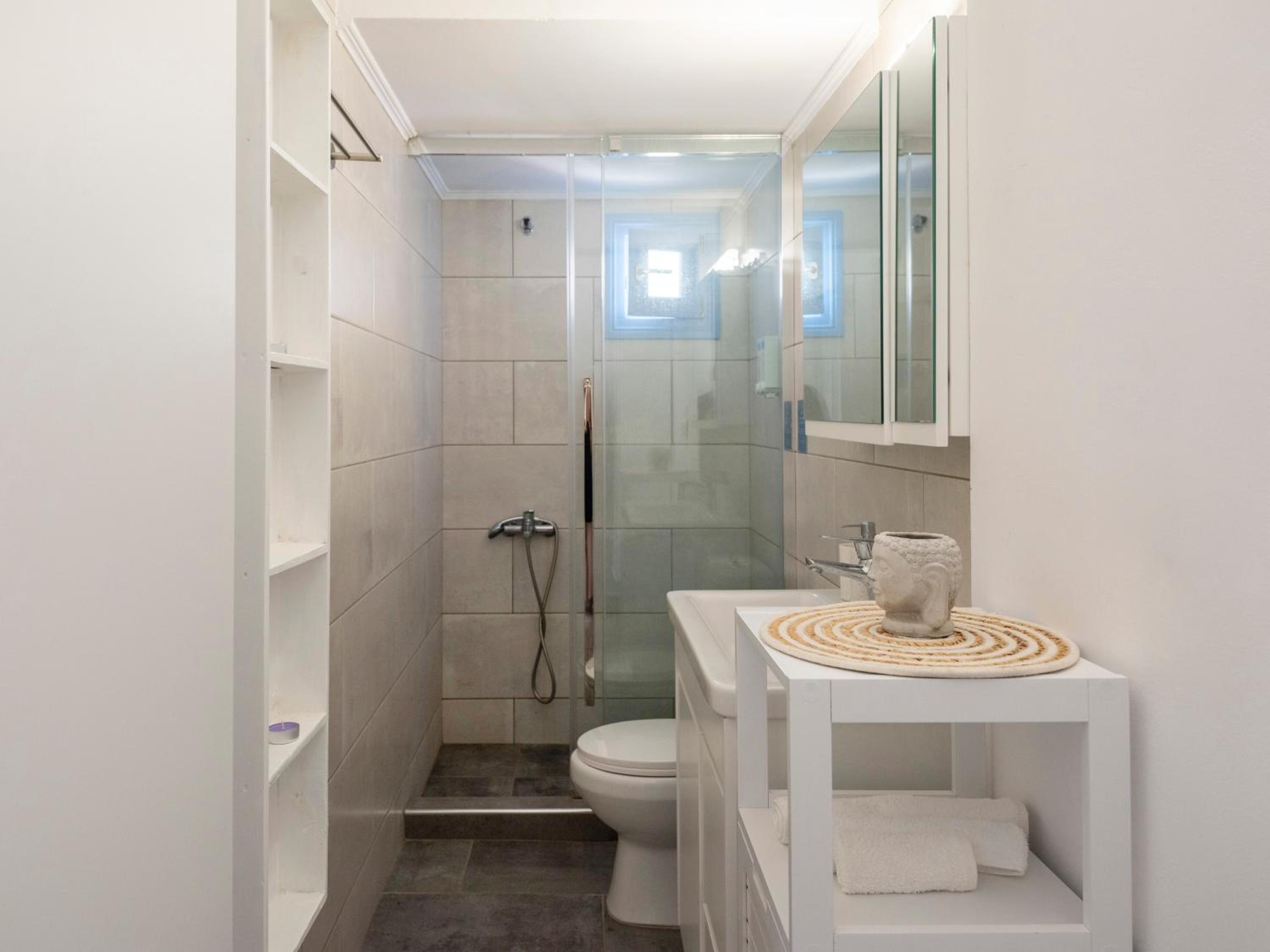 Anneto's apartment en Naousa — bathroom
