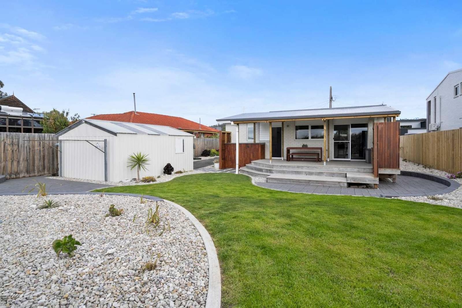 Beachfront Holiday Home Close to Airport