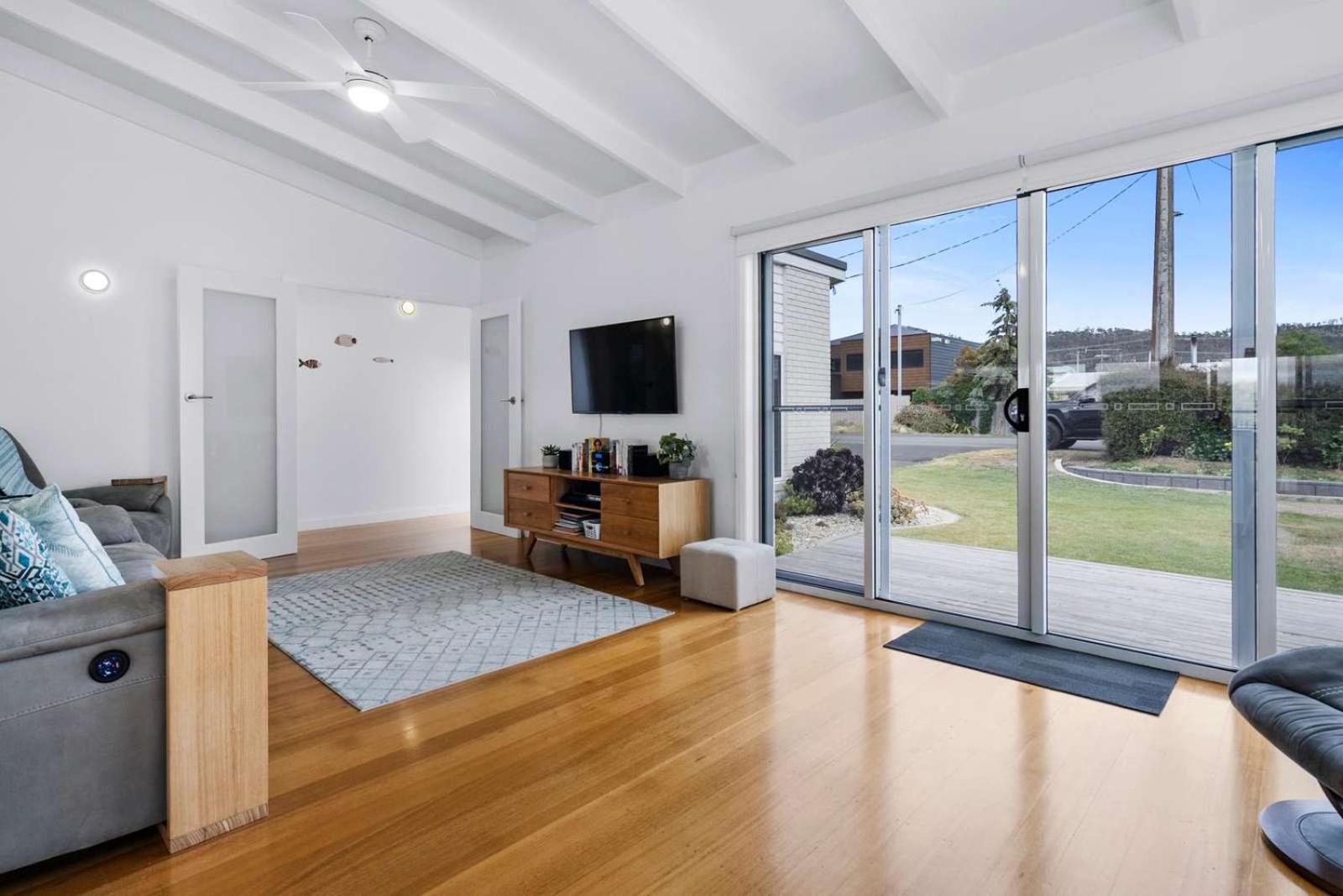 Beachfront Holiday Home Close to Airport