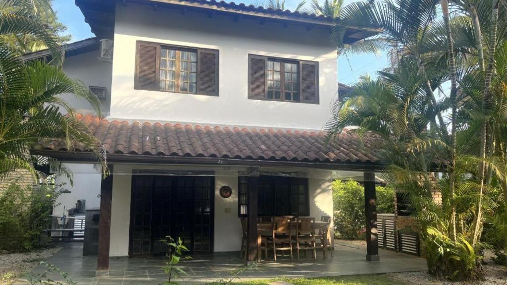 Casa em condomínio de frente ao mar