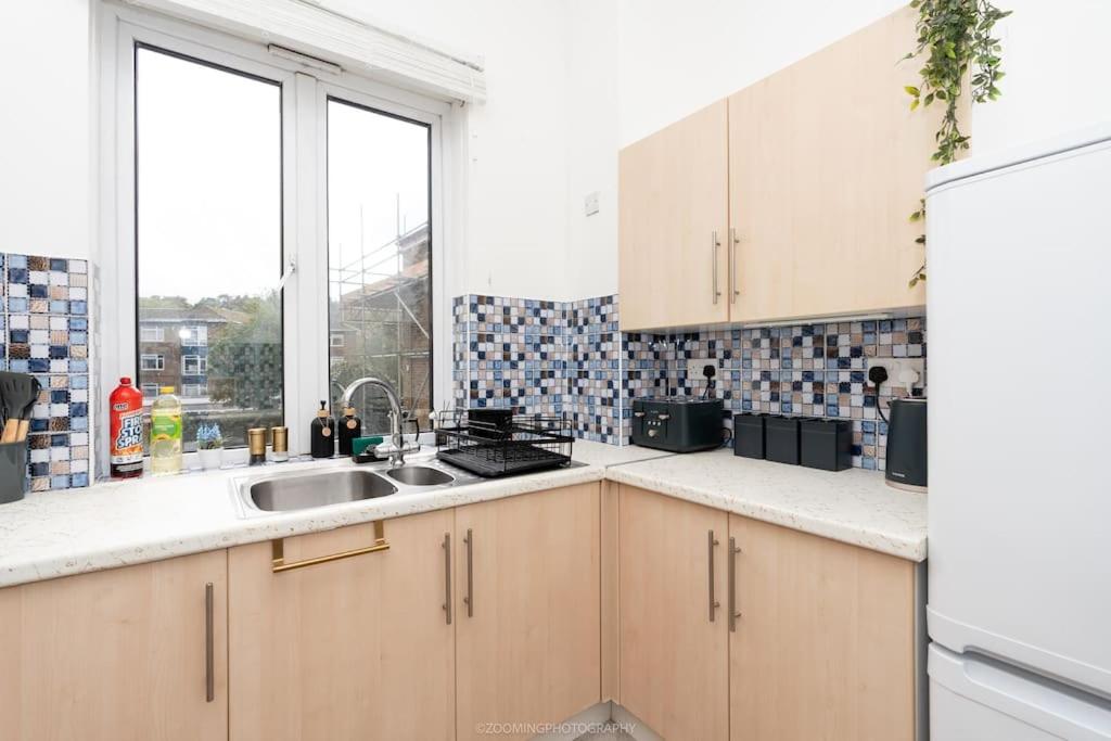 3 Bed Apt, Free City Centre Parking, Sleeps 11 view 2
